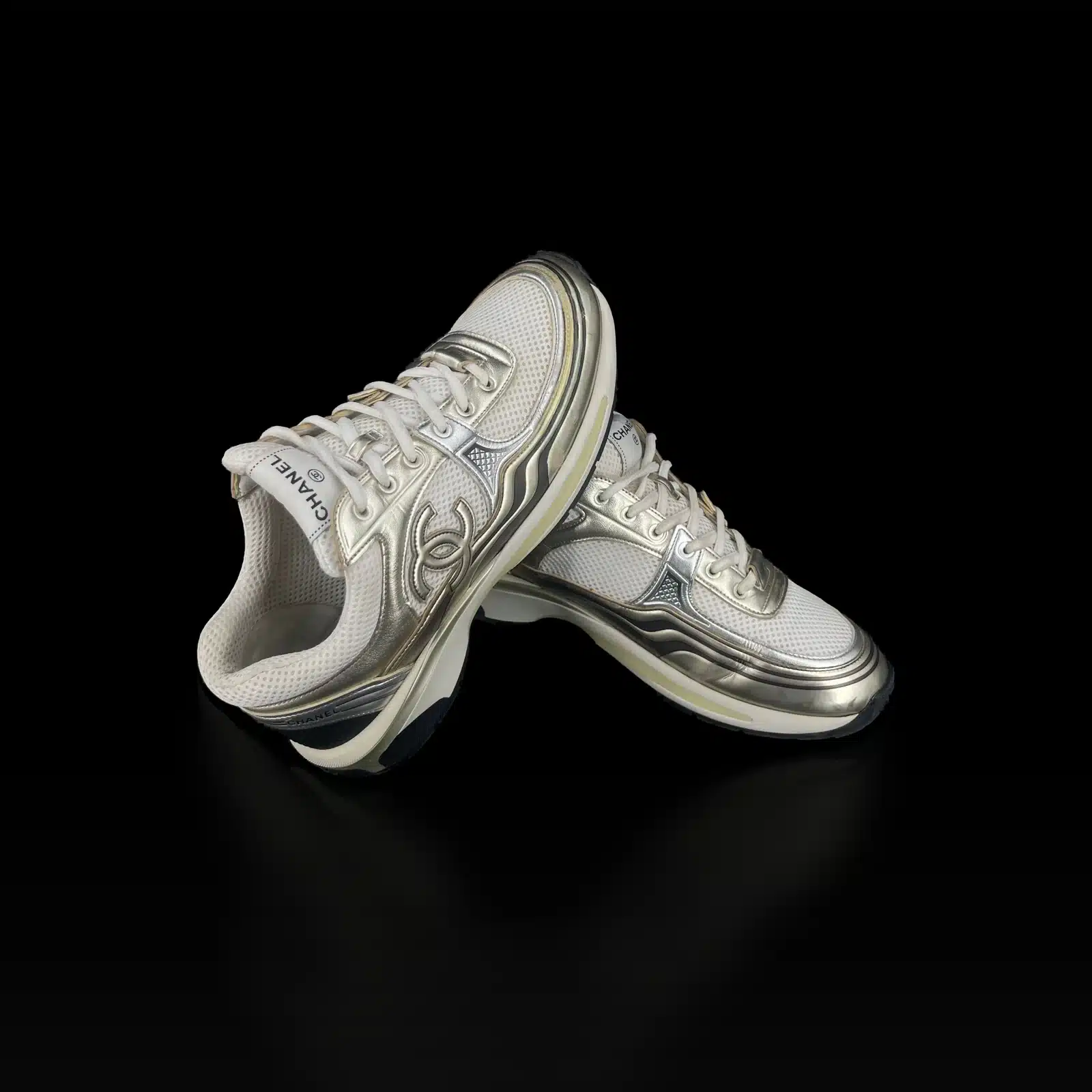 Paire de baskets Chanel Runner dorées et argentées croisées, logo CC sur le côté