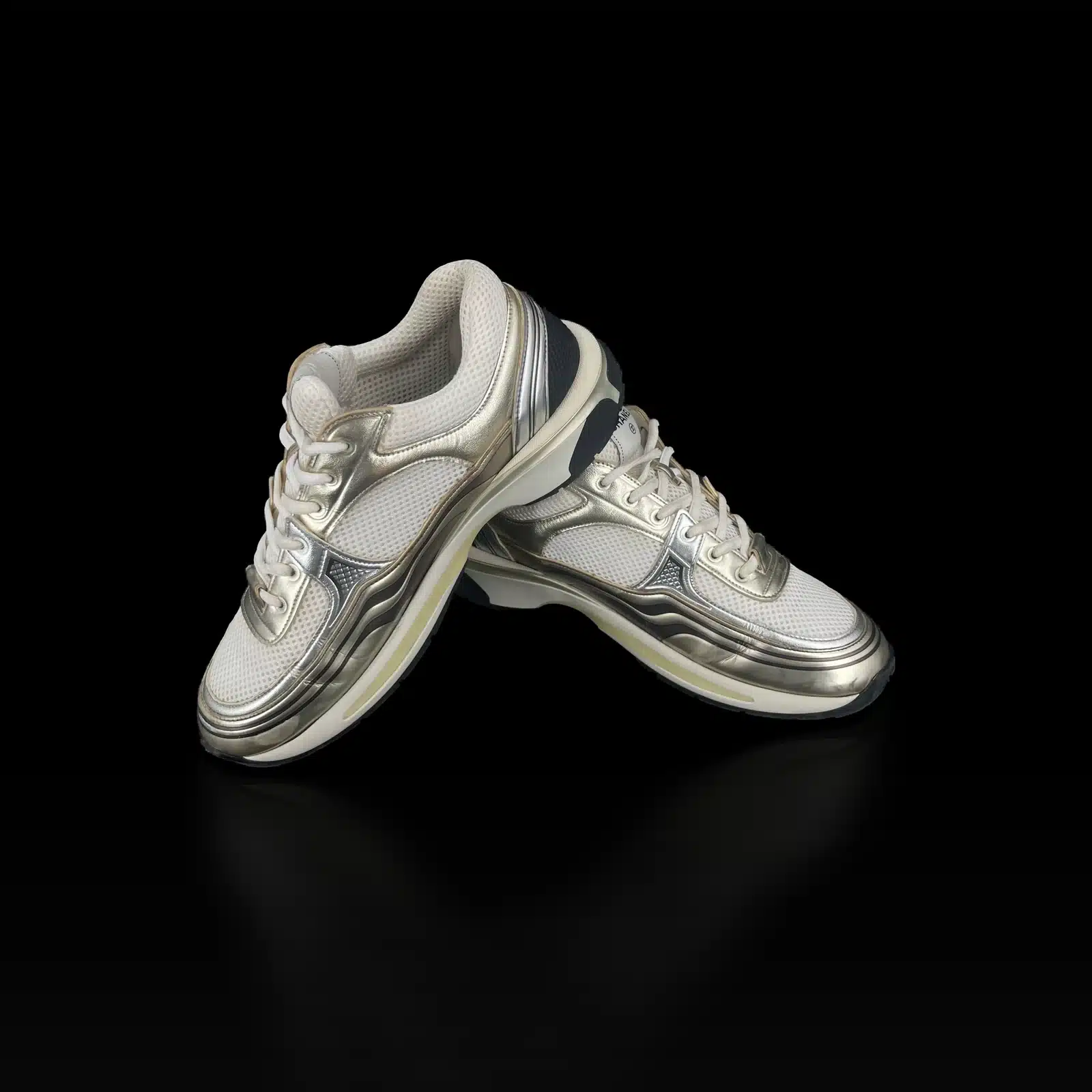 Paire de baskets Chanel Runner, vue de face avec empiècements argentés