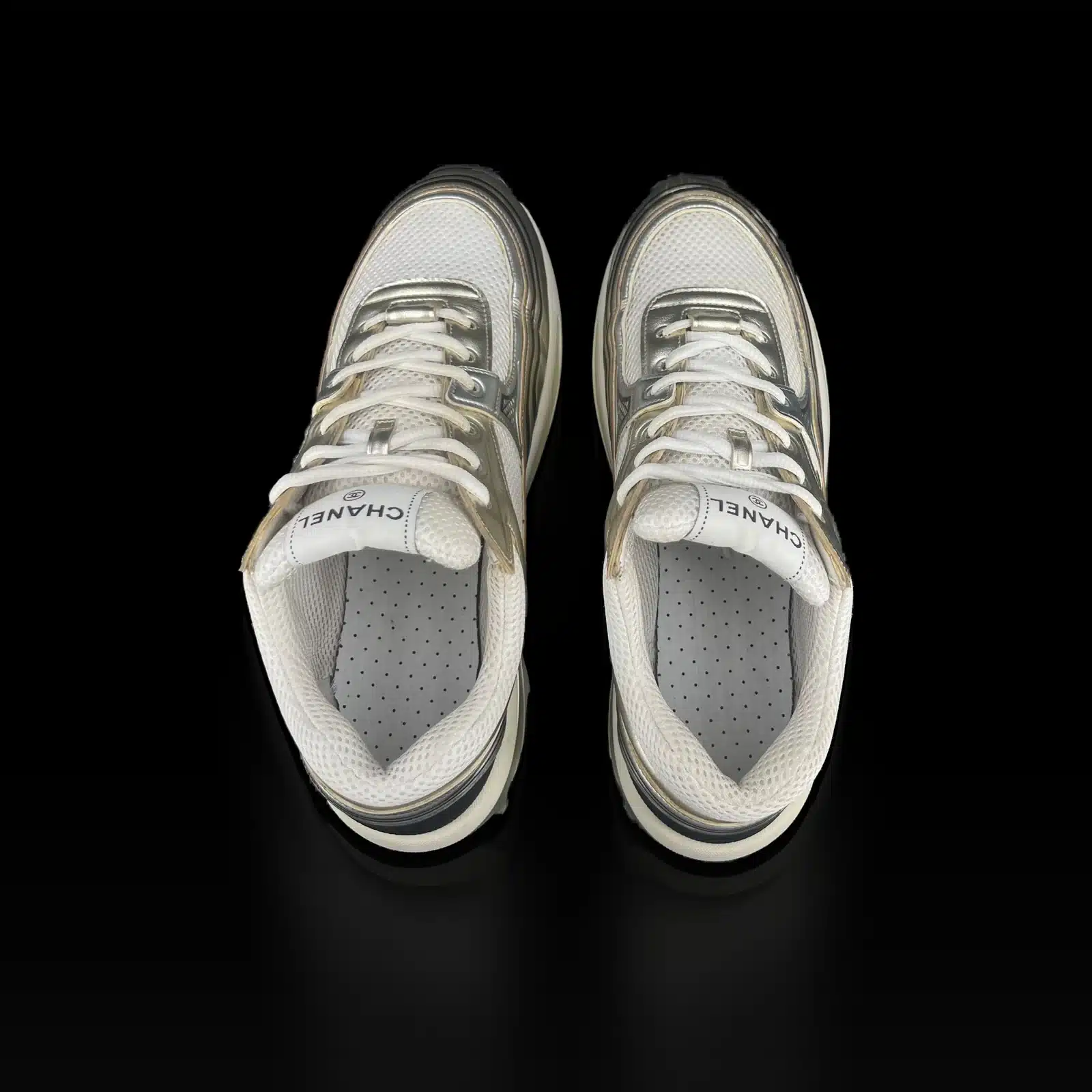Baskets Chanel Runner vues de dessus, lacets blancs et languette CHANEL