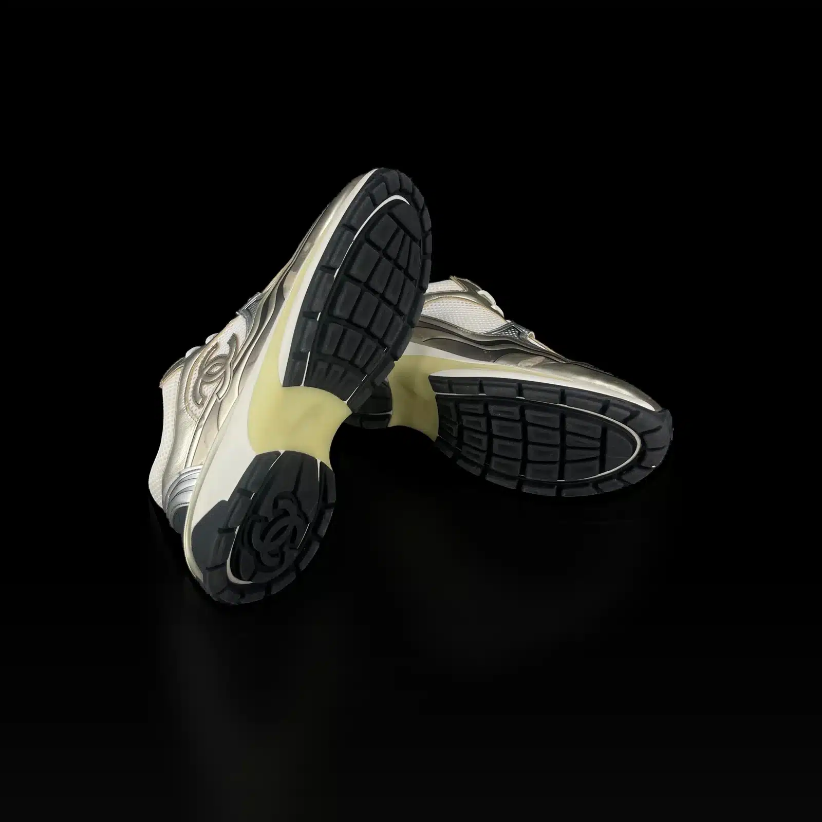 Semelles crantées noires des baskets Chanel Runner avec logo CC sous le talon