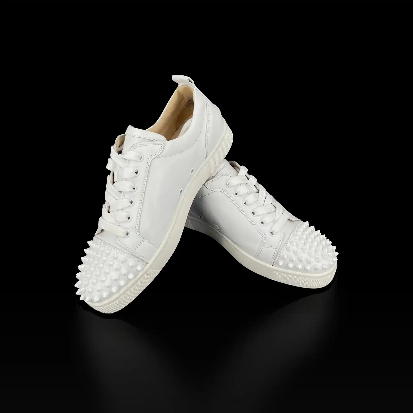 Paire de baskets Louboutin Louis Junior Spikes blanches, bouts cloutés en avant