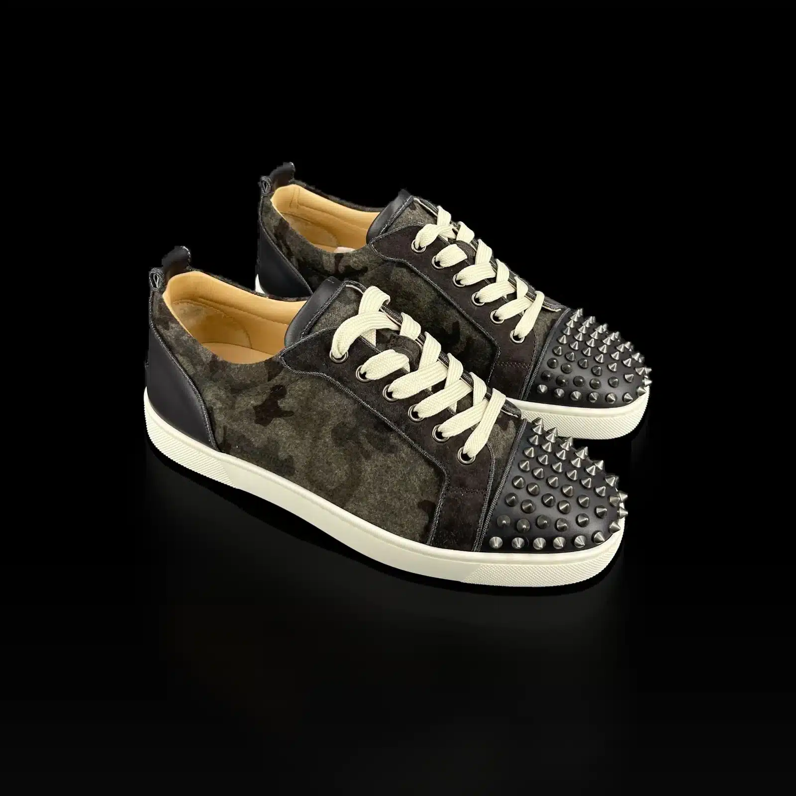 Paire de baskets Louboutin Louis Junior Spikes camouflage kaki, vue de trois quarts
