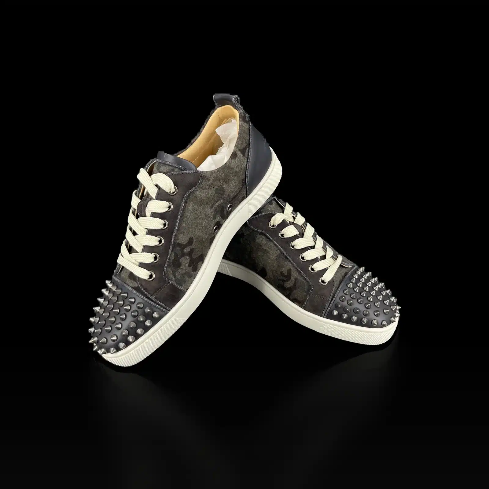 Paire de Louboutin Louis Junior Spikes camouflage, lacets écrus et bouts cloutés