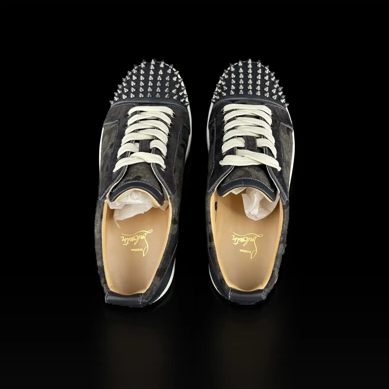 Baskets Louboutin Louis Junior Spikes vues de dessus, semelle intérieure siglée