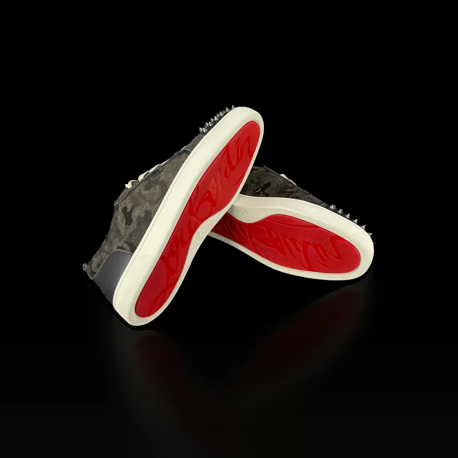 Semelles rouges signature des baskets Christian Louboutin Louis Junior Spikes