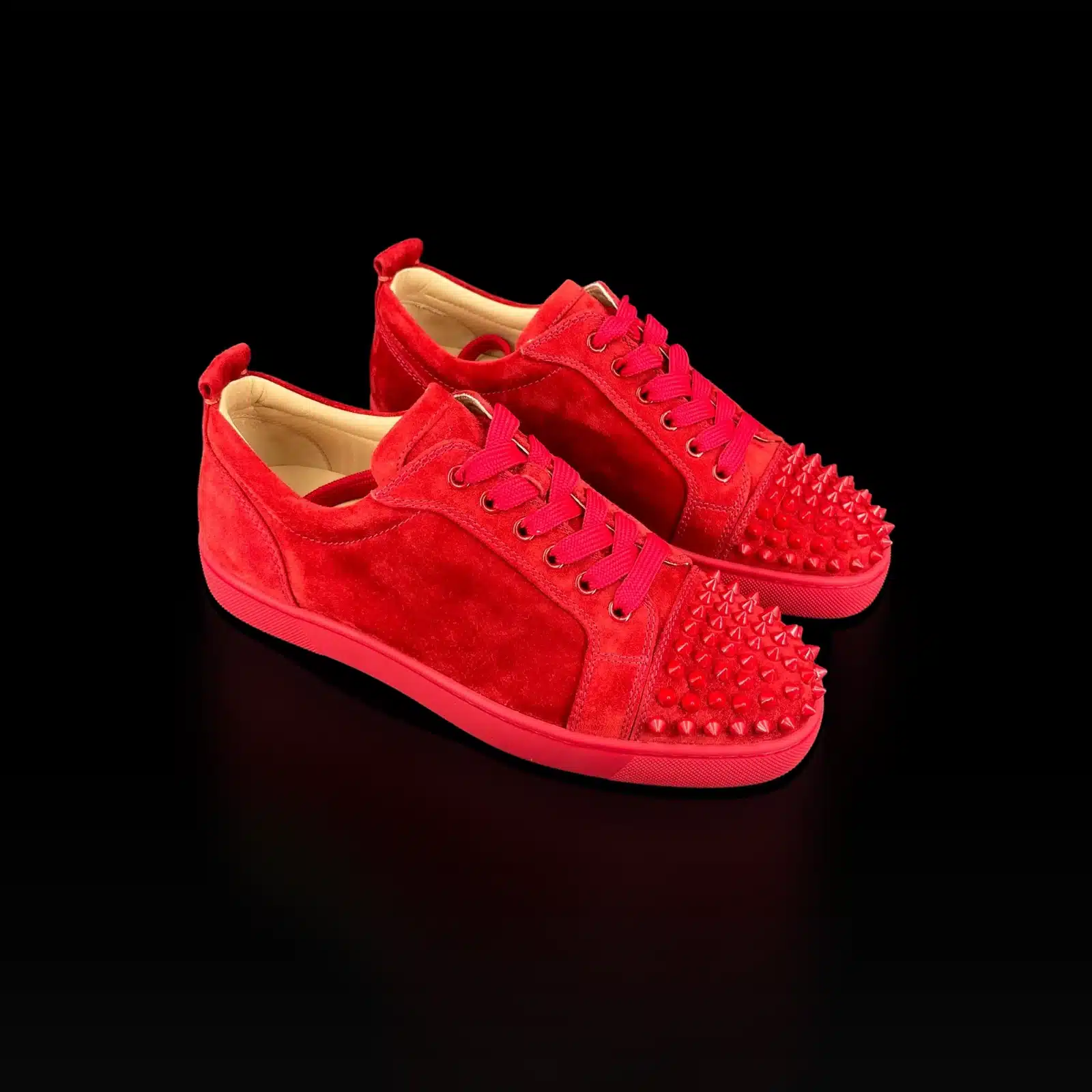Paire de baskets Christian Louboutin Louis Junior Spikes rouges, vue de trois quarts