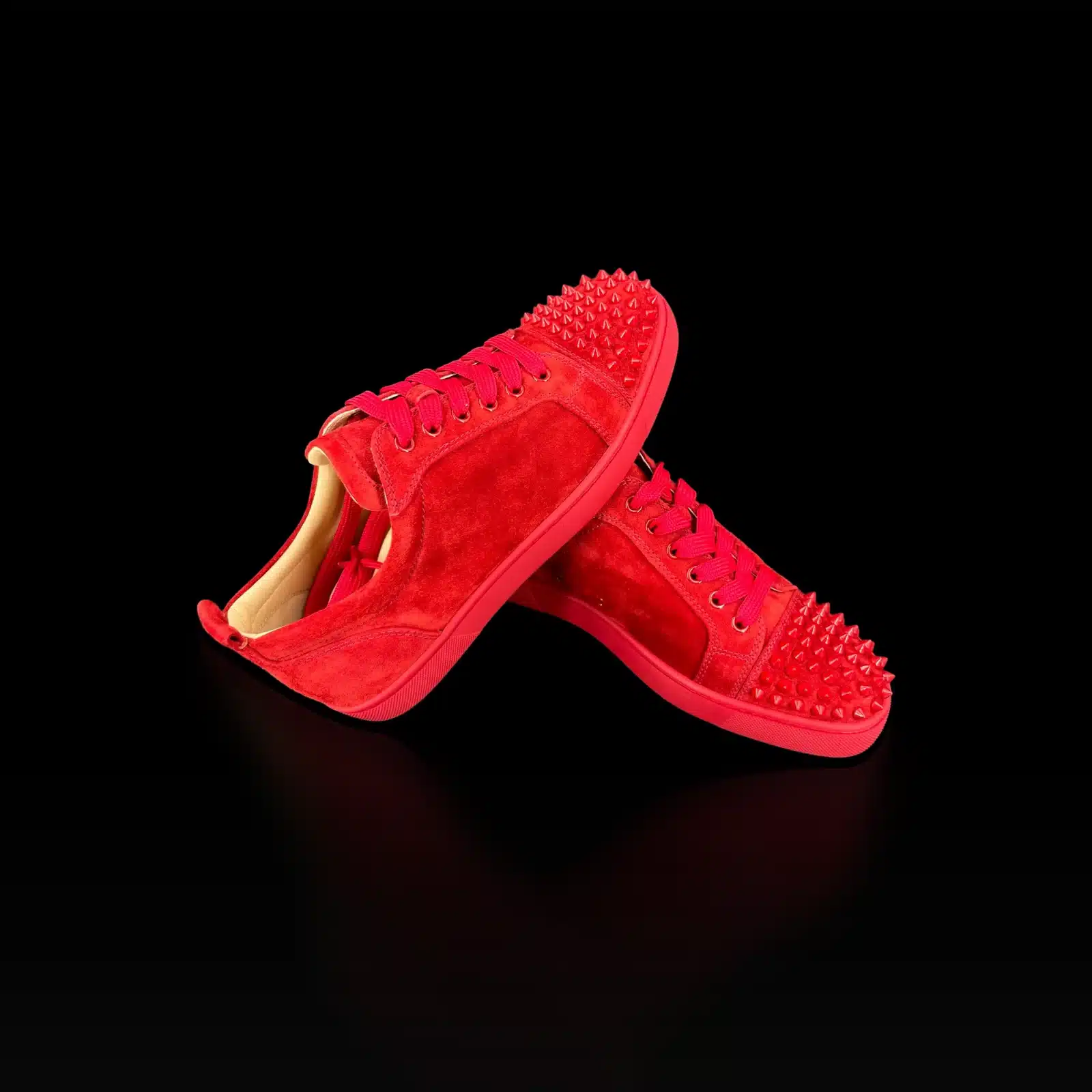 Baskets Christian Louboutin Louis Junior Spikes en daim rouge croisées, bout clouté