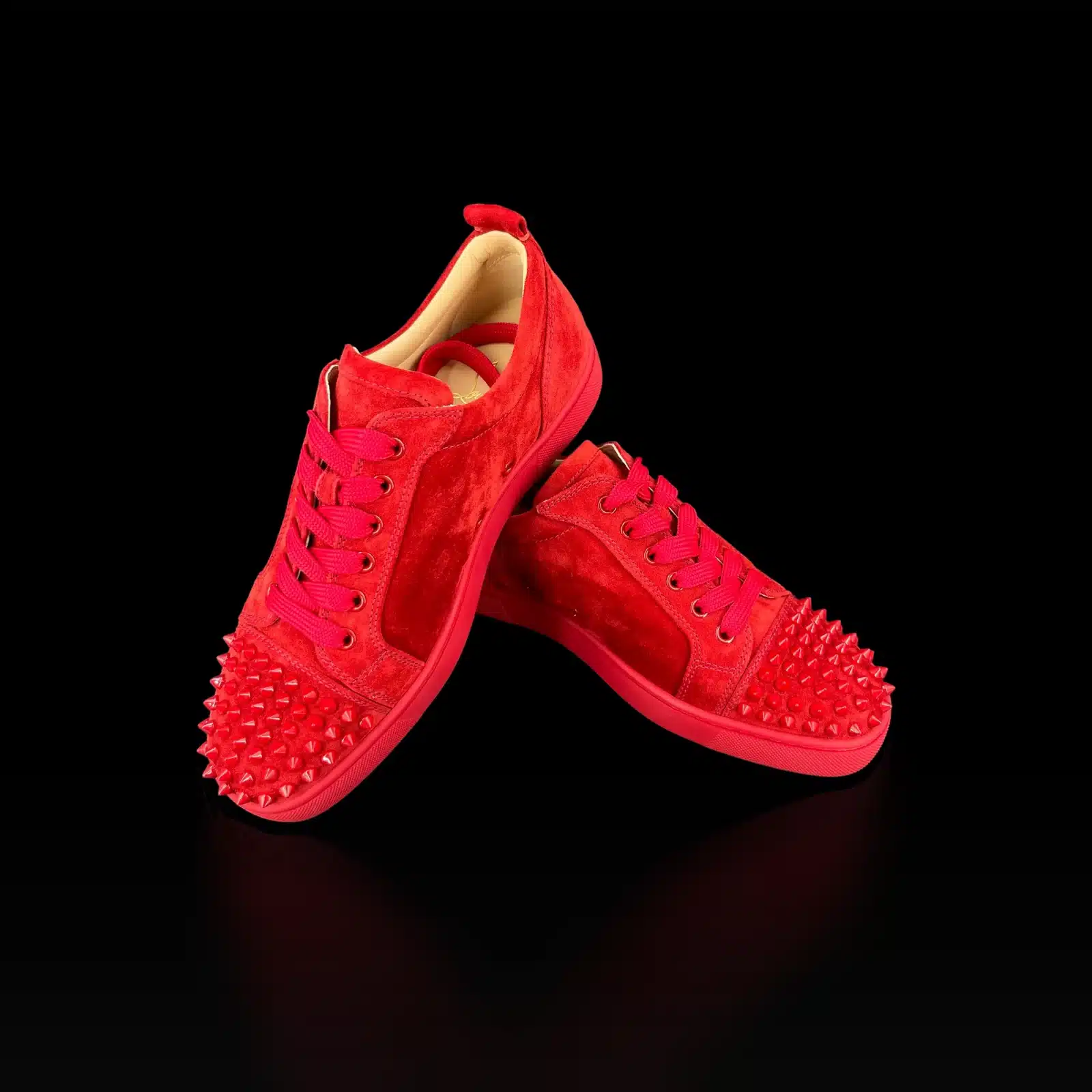 Paire de baskets Louboutin Louis Junior Spikes rouges, clous pyramidaux sur le bout