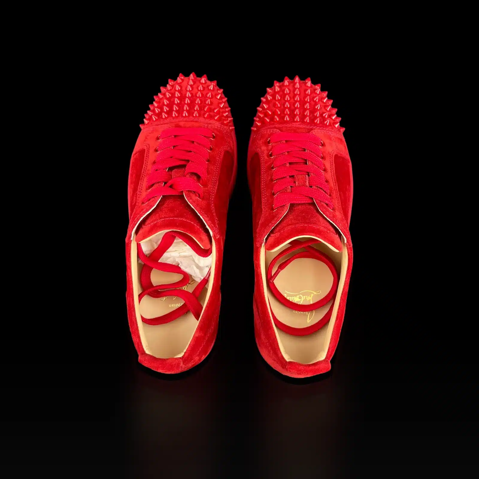 Baskets Christian Louboutin Louis Junior Spikes rouges vues de dessus, lacets et semelle intérieure signée