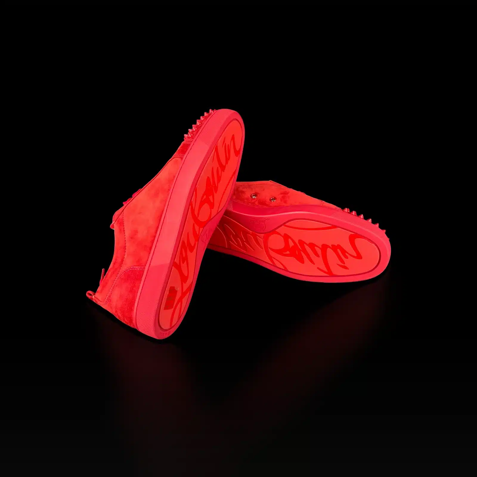 Semelles rouges siglées des baskets Christian Louboutin Louis Junior Spikes