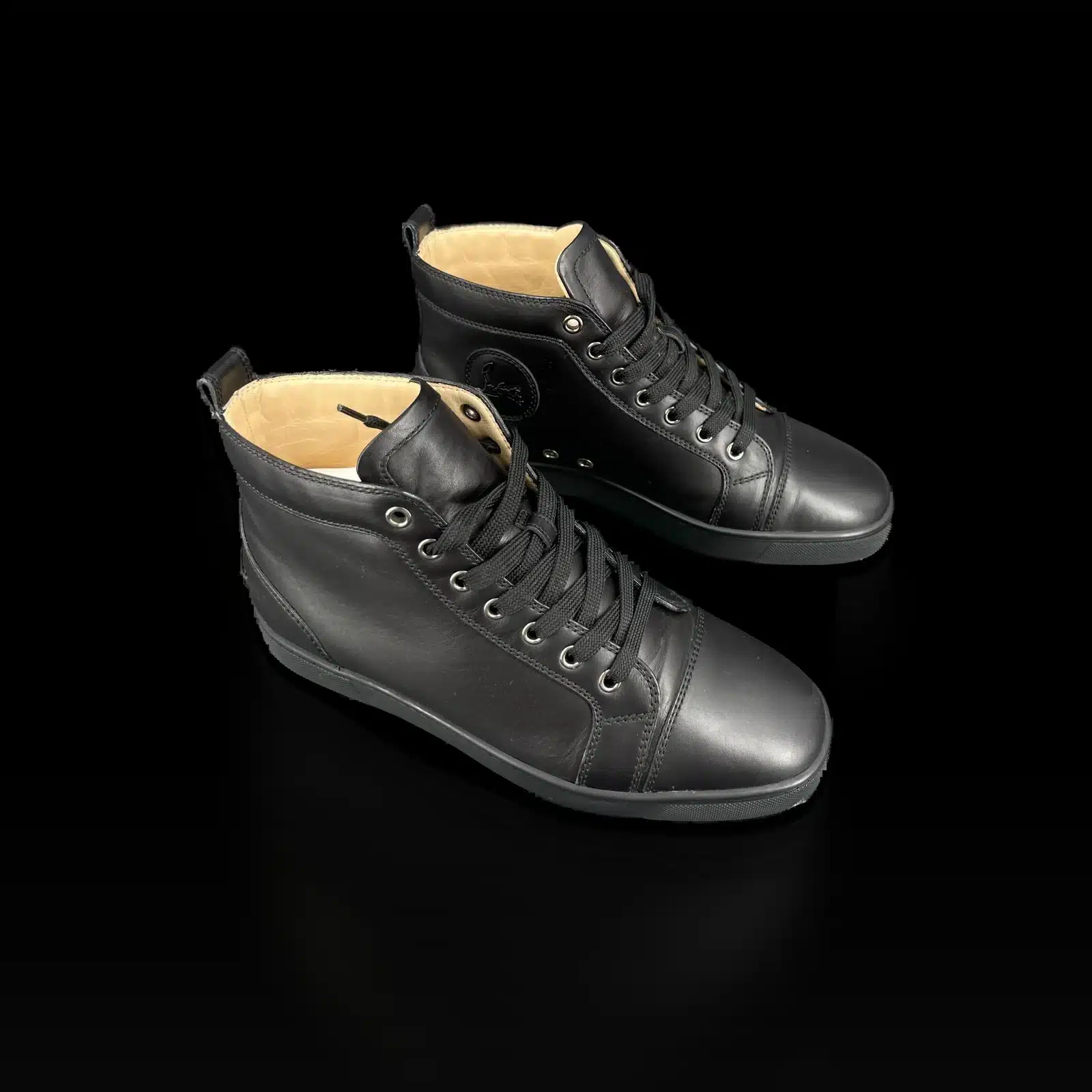 Paire de baskets Christian Louboutin Louis Orlato en cuir noir, vue de trois quarts avant