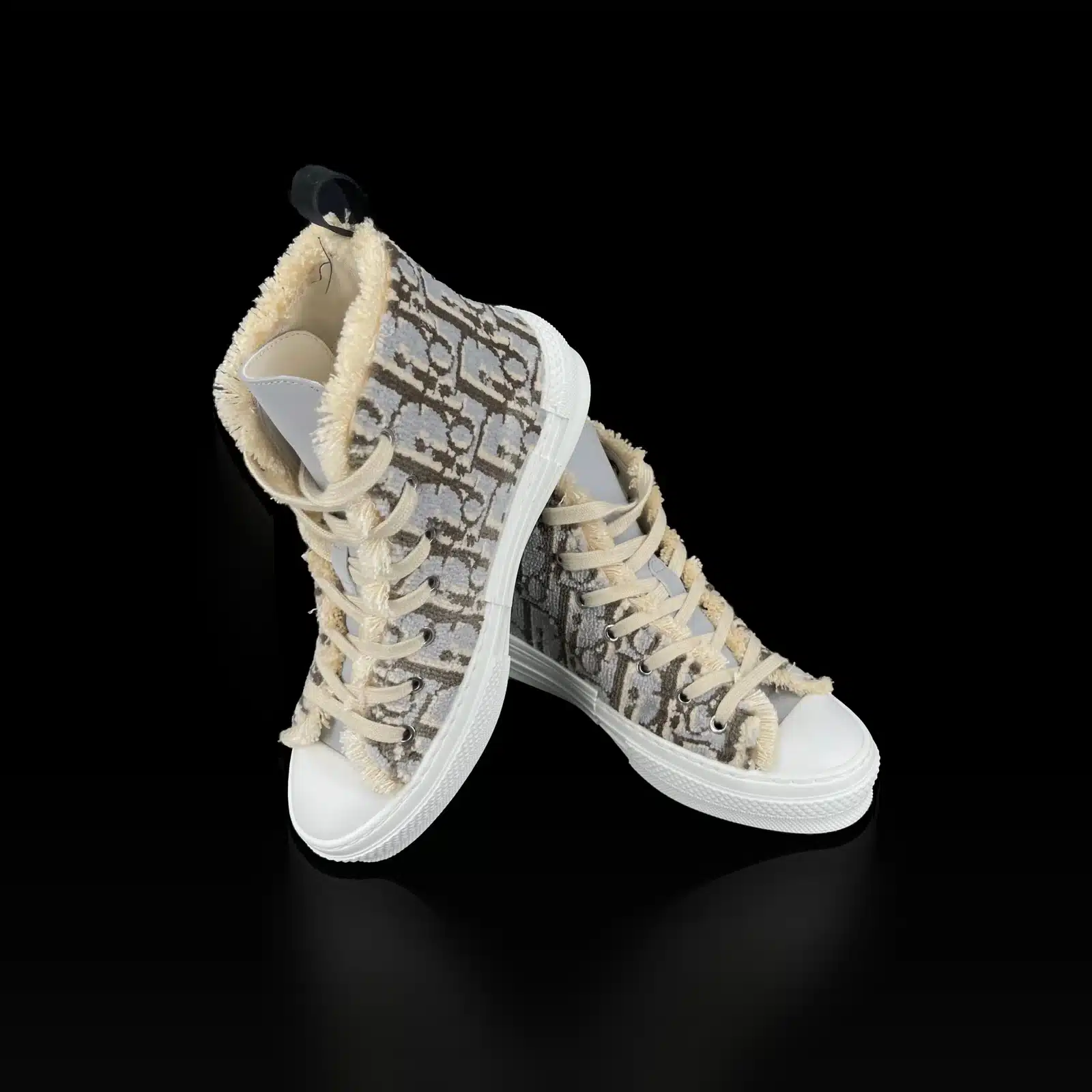 Paire de baskets Dior B23 High-Top frangée, vue de face côté laçage