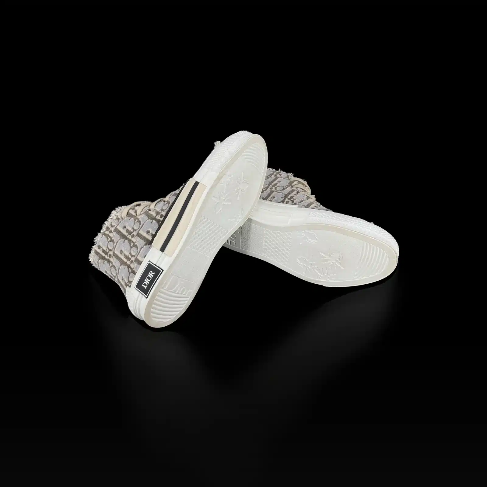 Semelles blanches des baskets Dior B23 avec motif abeilles et signature Dior
