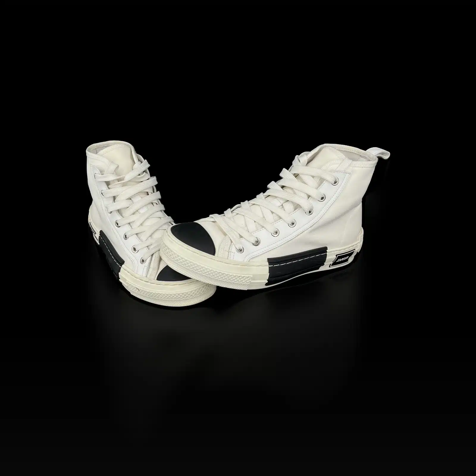 Paire de baskets Dior B23 montantes en toile blanc cassé, bout noir, vue de trois quarts