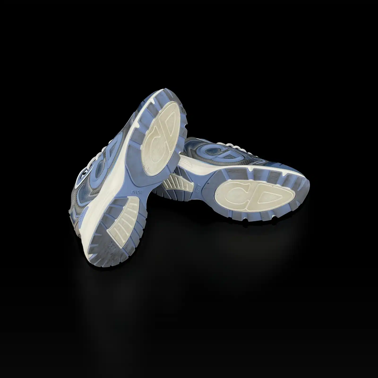 Semelles des baskets Dior B30 bleu ciel et blanches avec logo CD