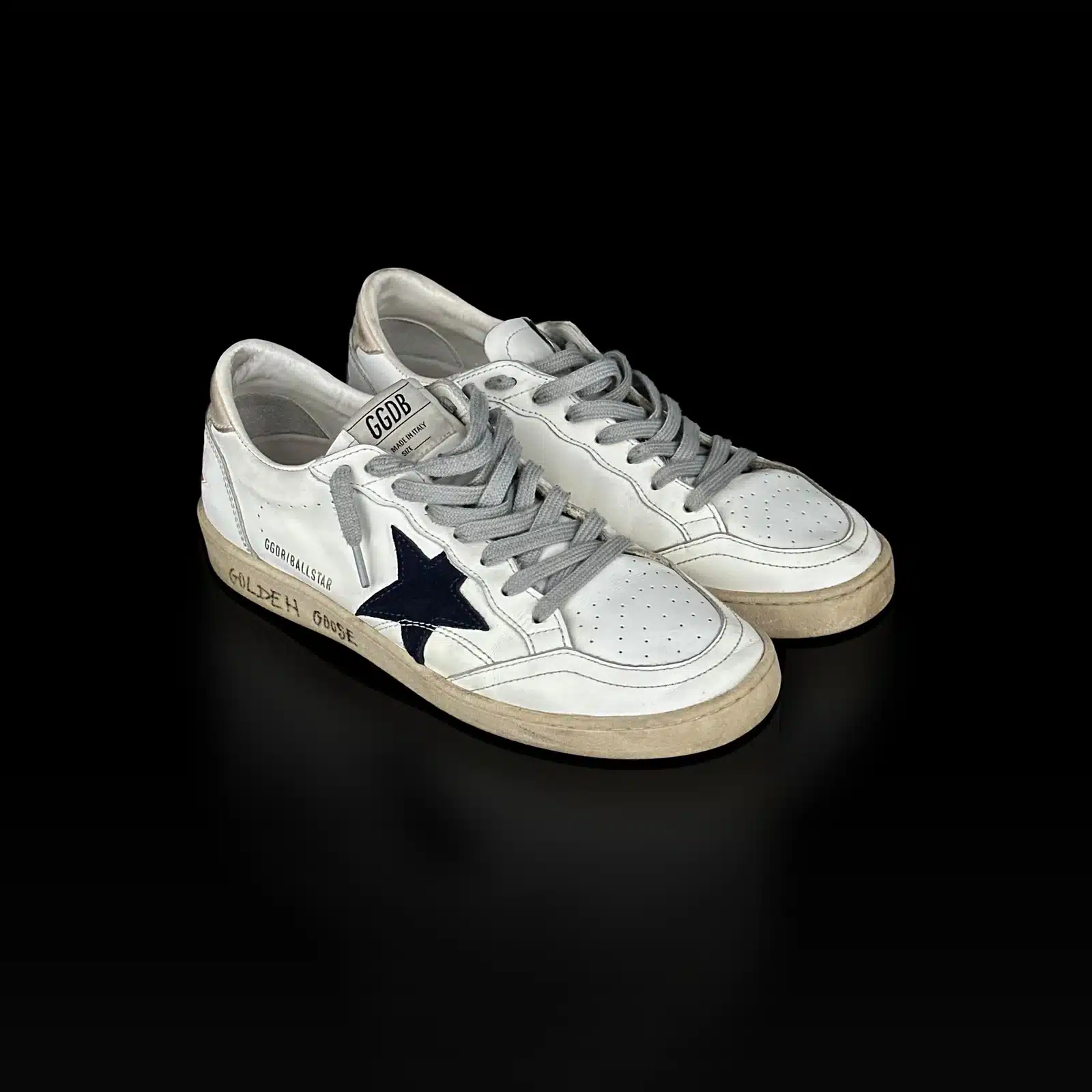 Paire de baskets Golden Goose Ball Star en cuir blanc et étoile en daim bleu marine, vue de trois quarts