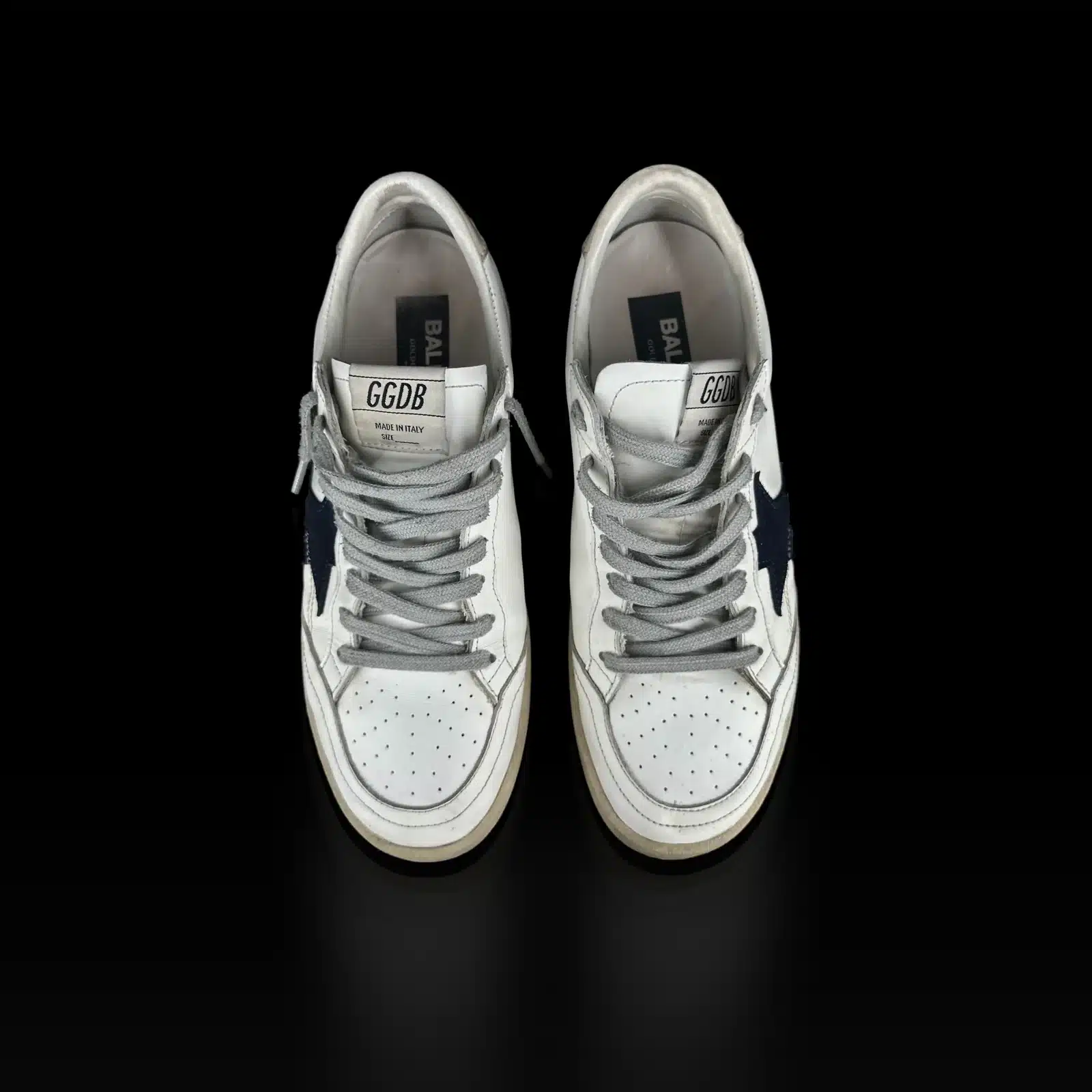 Baskets Golden Goose Ball Star vues de dessus, lacets gris et languettes GGDB