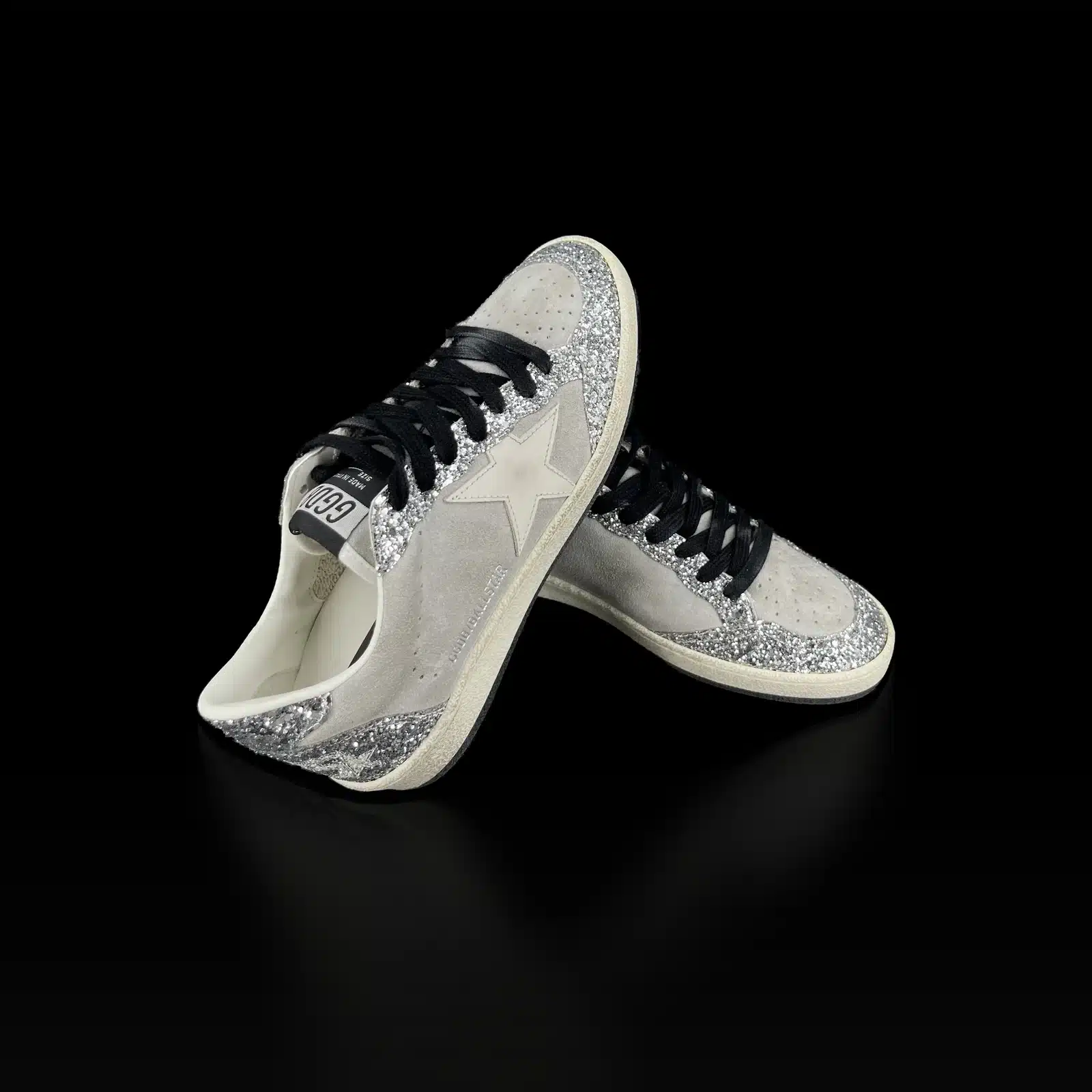 Paire de baskets Golden Goose Ball Star gris et argent, vue de trois quarts avant
