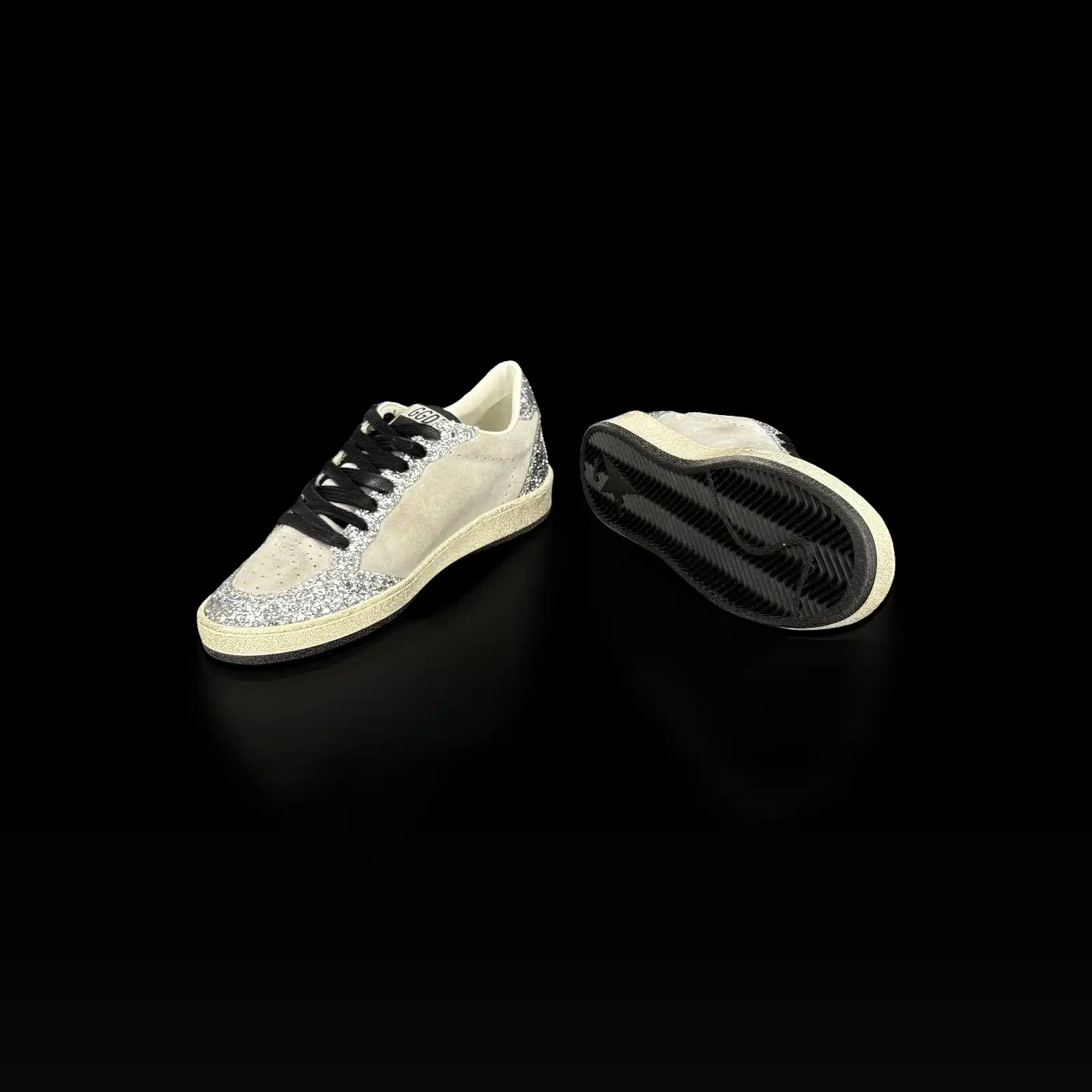 Basket Golden Goose Ball Star à paillettes argentées et semelle noire crantée, vue de dessous