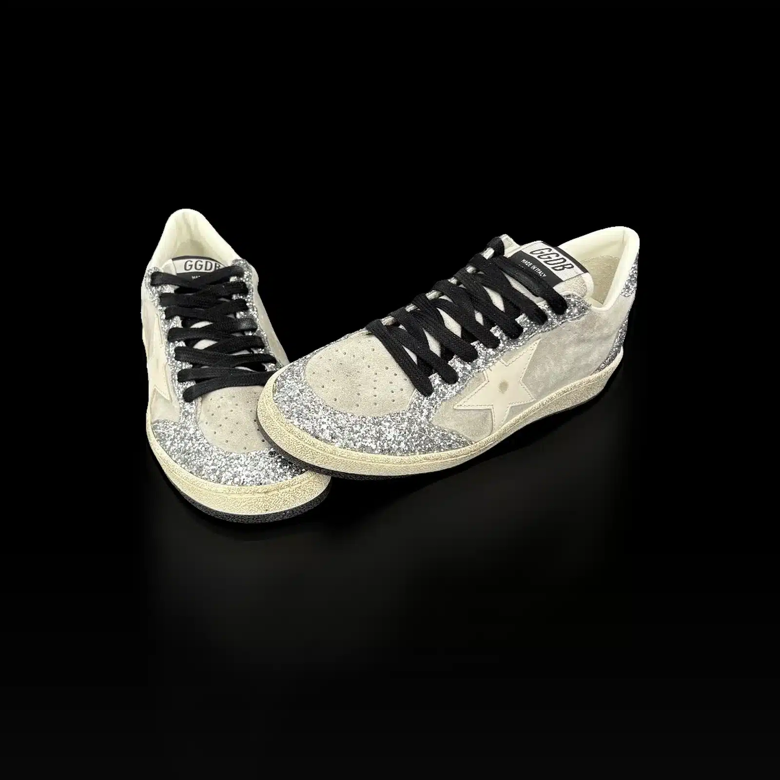 Paire de baskets Golden Goose Ball Star vue de face, étoile en cuir crème et languette GGDB