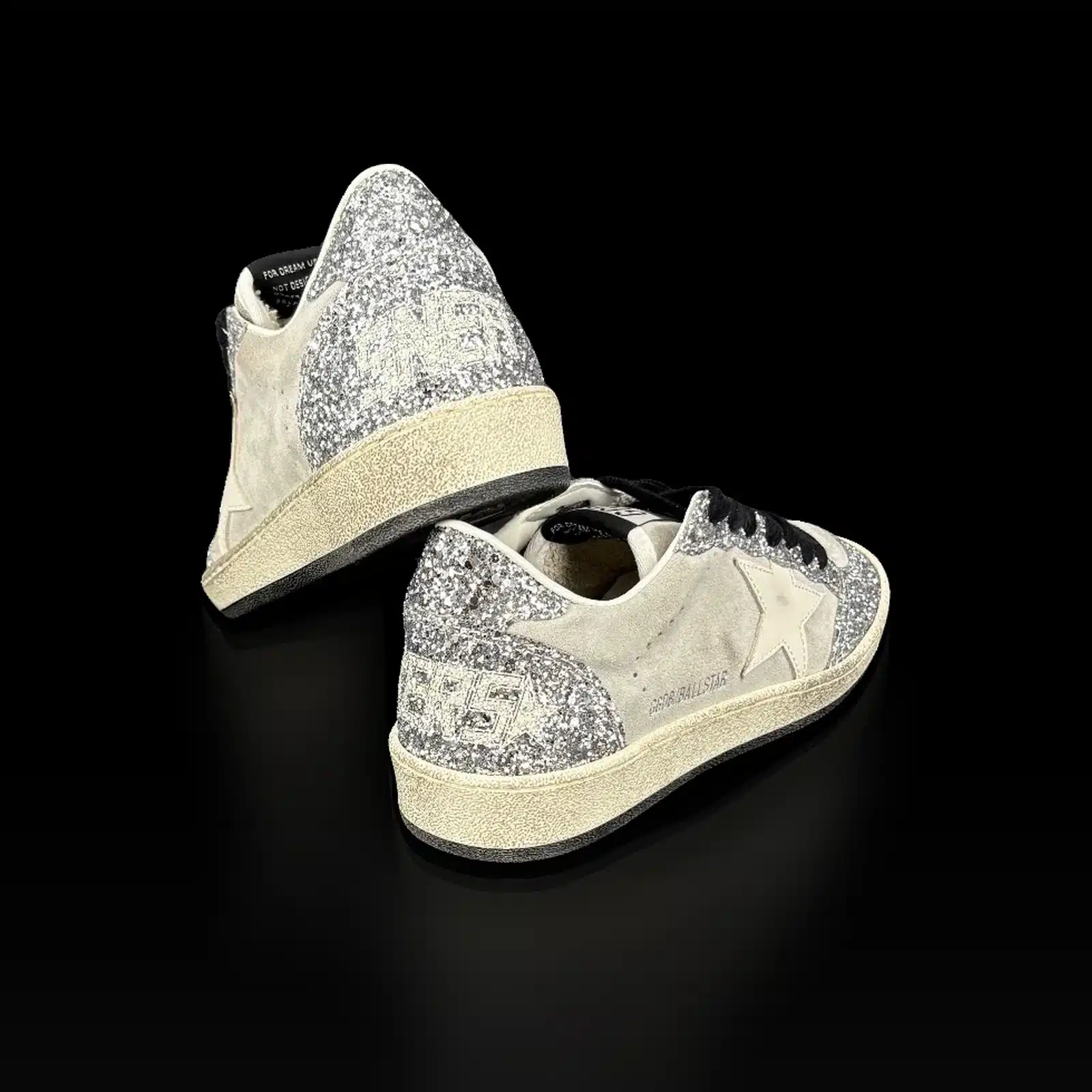 Contreforts pailletés des baskets Golden Goose Ball Star avec logo en relief, vue arrière