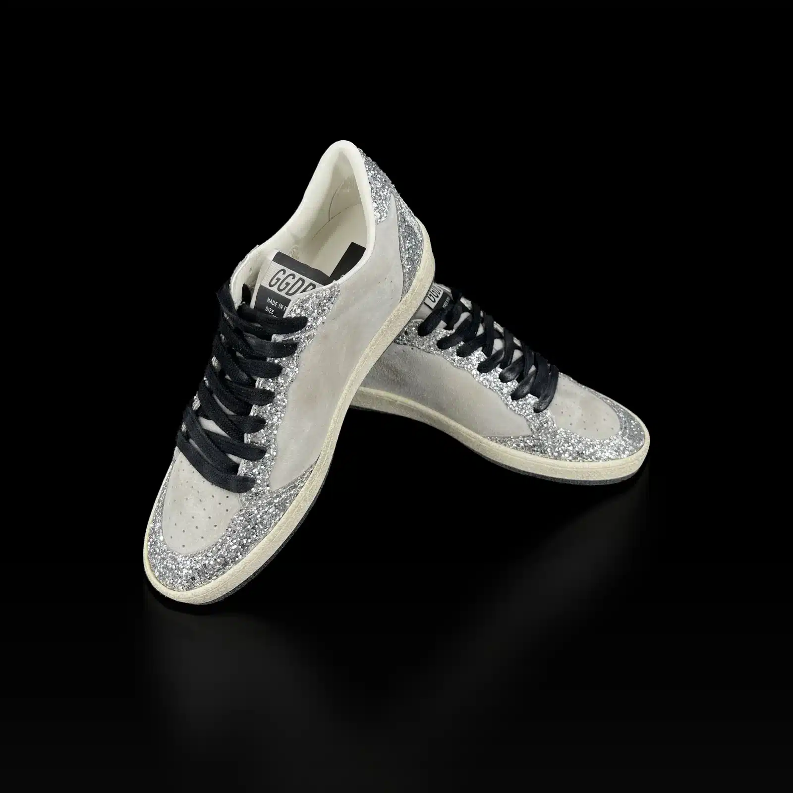 Sneakers Golden Goose Ball Star con glitter argento e lacci neri, vista frontale di tre quarti