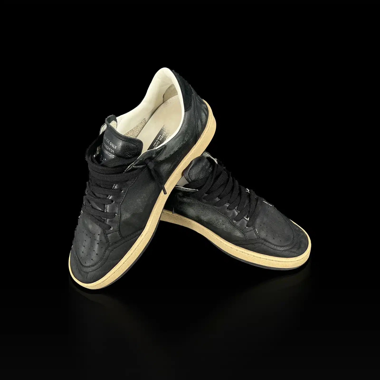 Paire de baskets Golden Goose Ball Star noires, vue avant de trois quarts