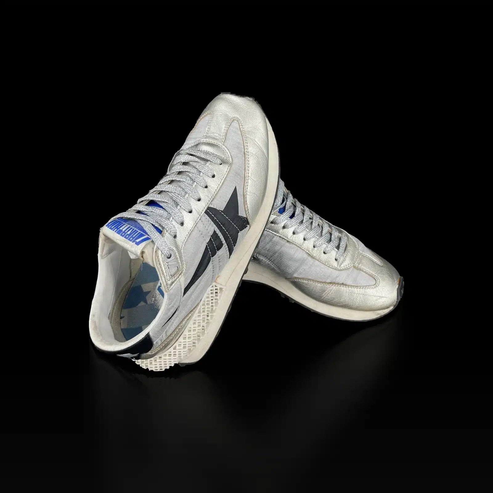 Basket Golden Goose Marathon argent, vue côté talon avec structure imprimée en 3D