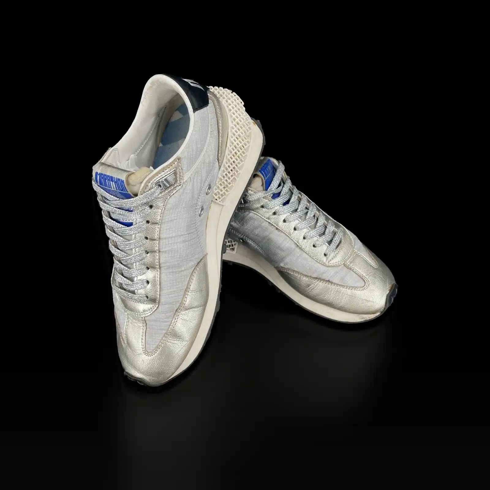 Paire de baskets Golden Goose Marathon argent, vue de trois quarts avant