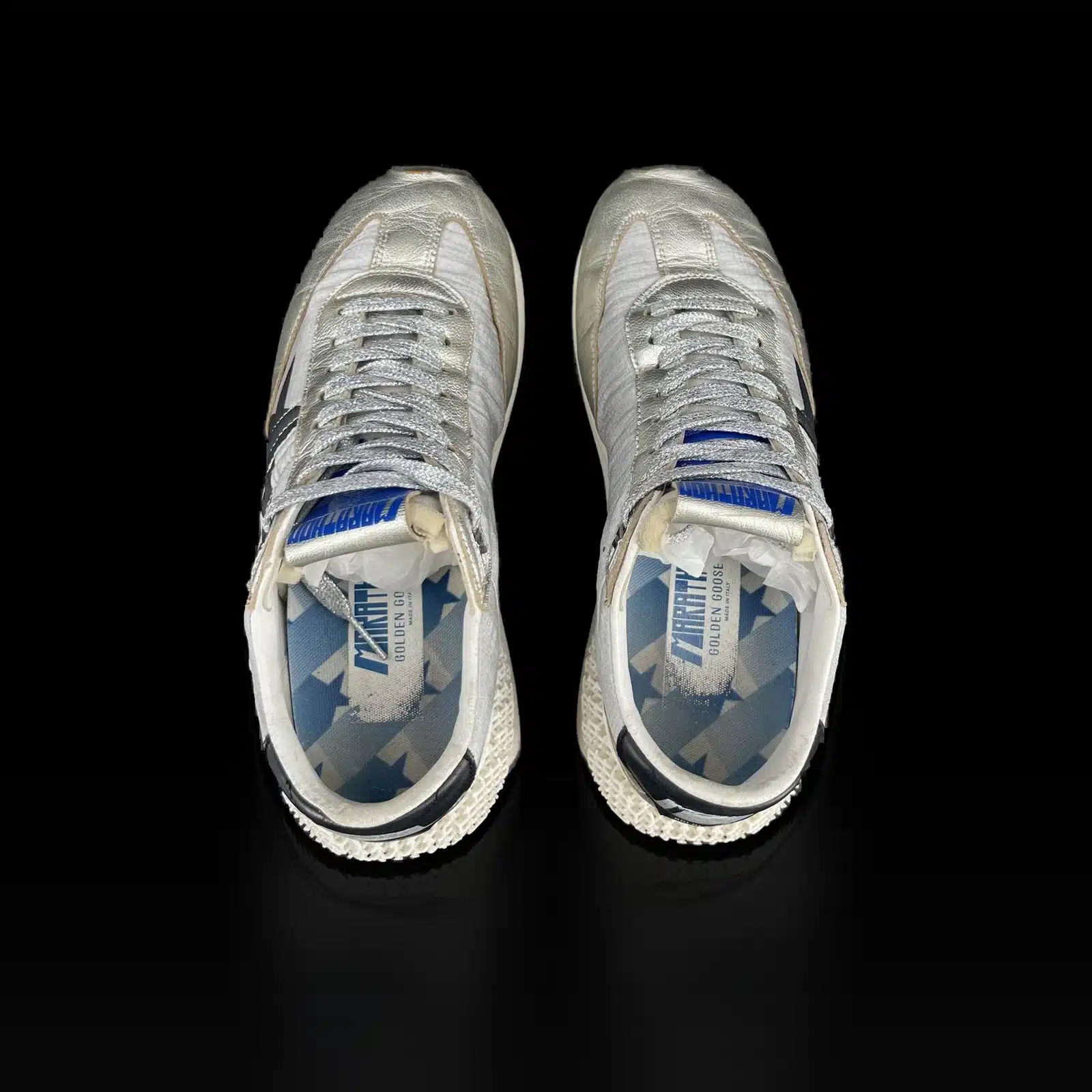 Baskets Golden Goose Marathon vues de dessus, lacets argentés et étiquette Marathon bleue