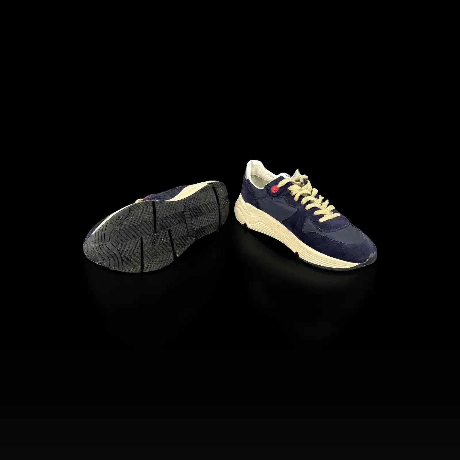 Semelle extérieure noire crantée des baskets Golden Goose Running Sole et basket vue de trois quarts