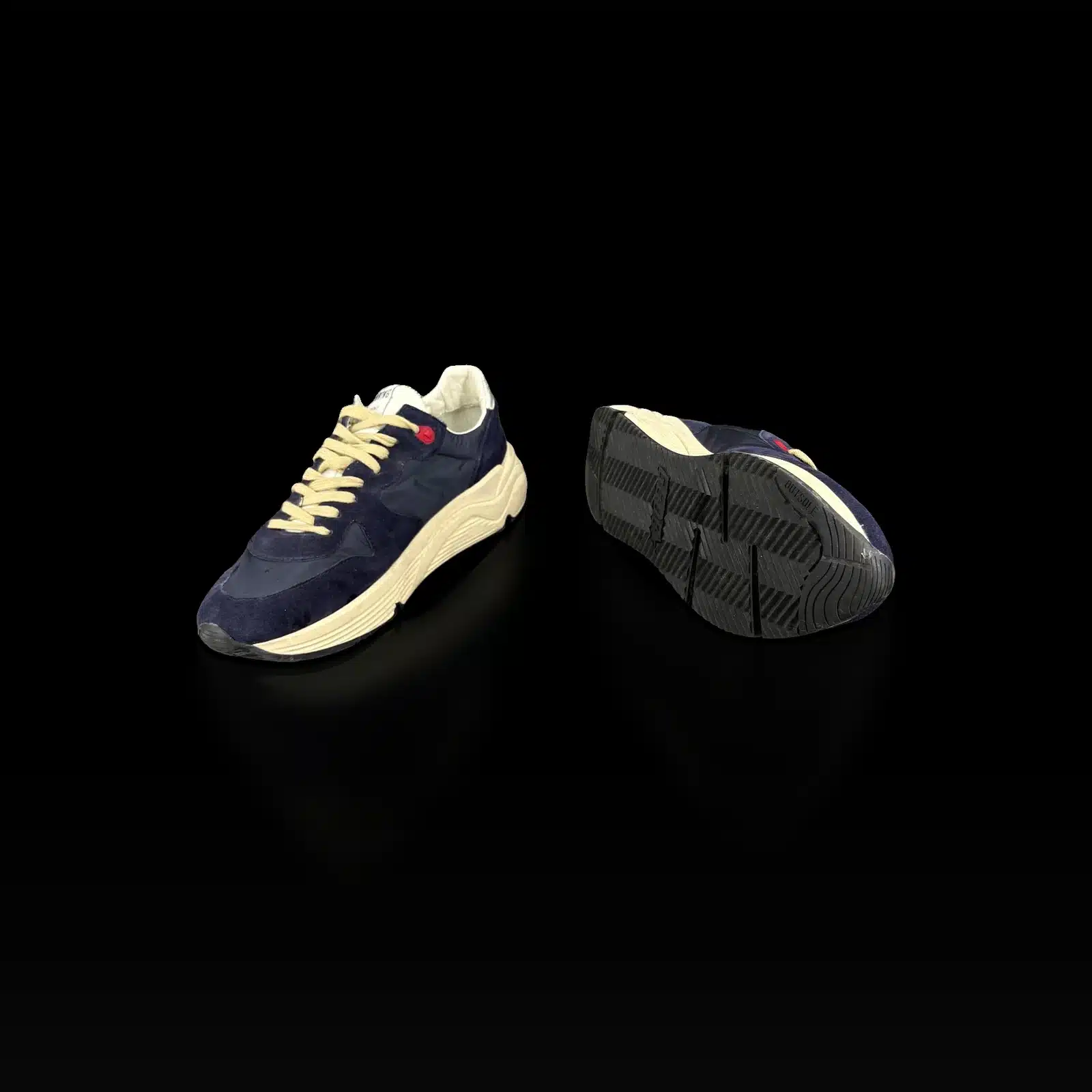 Basket Golden Goose Running Sole bleu marine de trois quarts et semelle extérieure noire