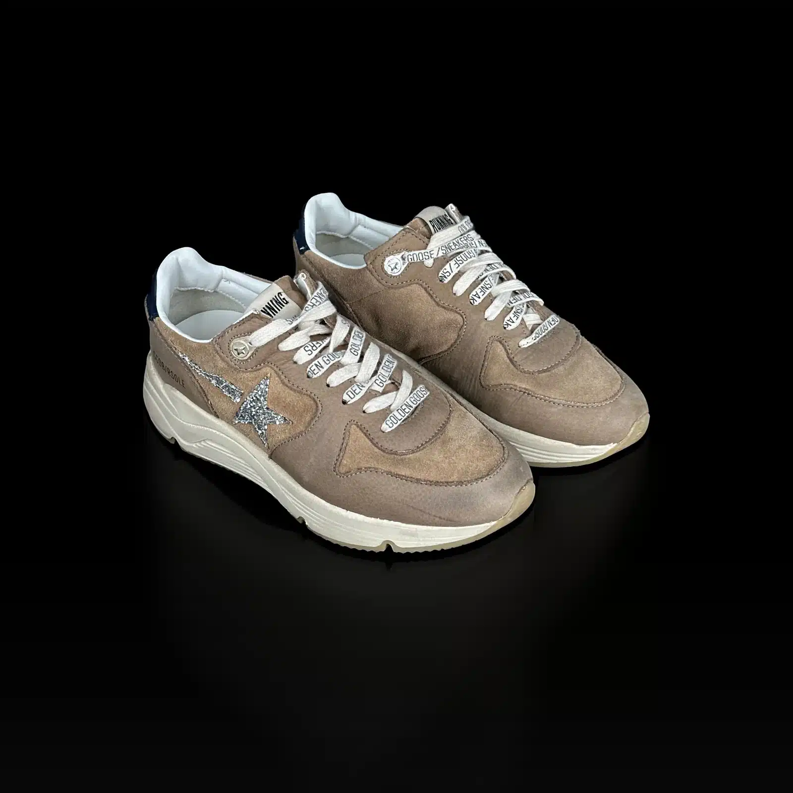 Paire de baskets Golden Goose Running Sole taupe, vue de trois quarts