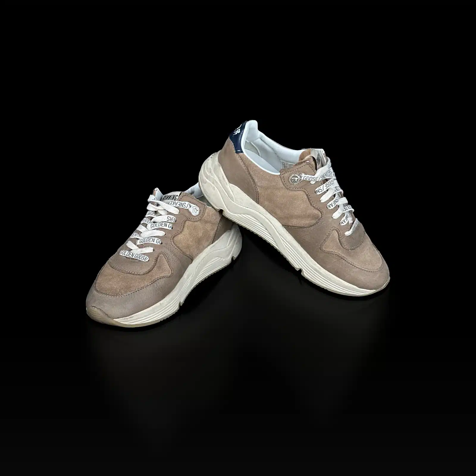Baskets Golden Goose Running Sole taupe et étoile pailletée, vue latérale de la paire