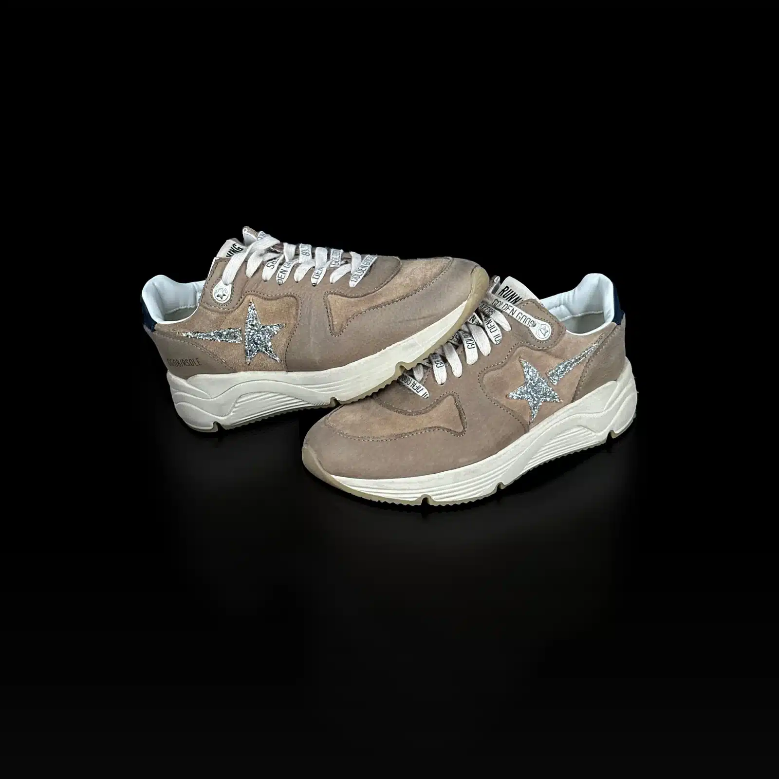 Paire de baskets Golden Goose Running Sole en cuir et daim taupe, vue de trois quarts côté intérieur