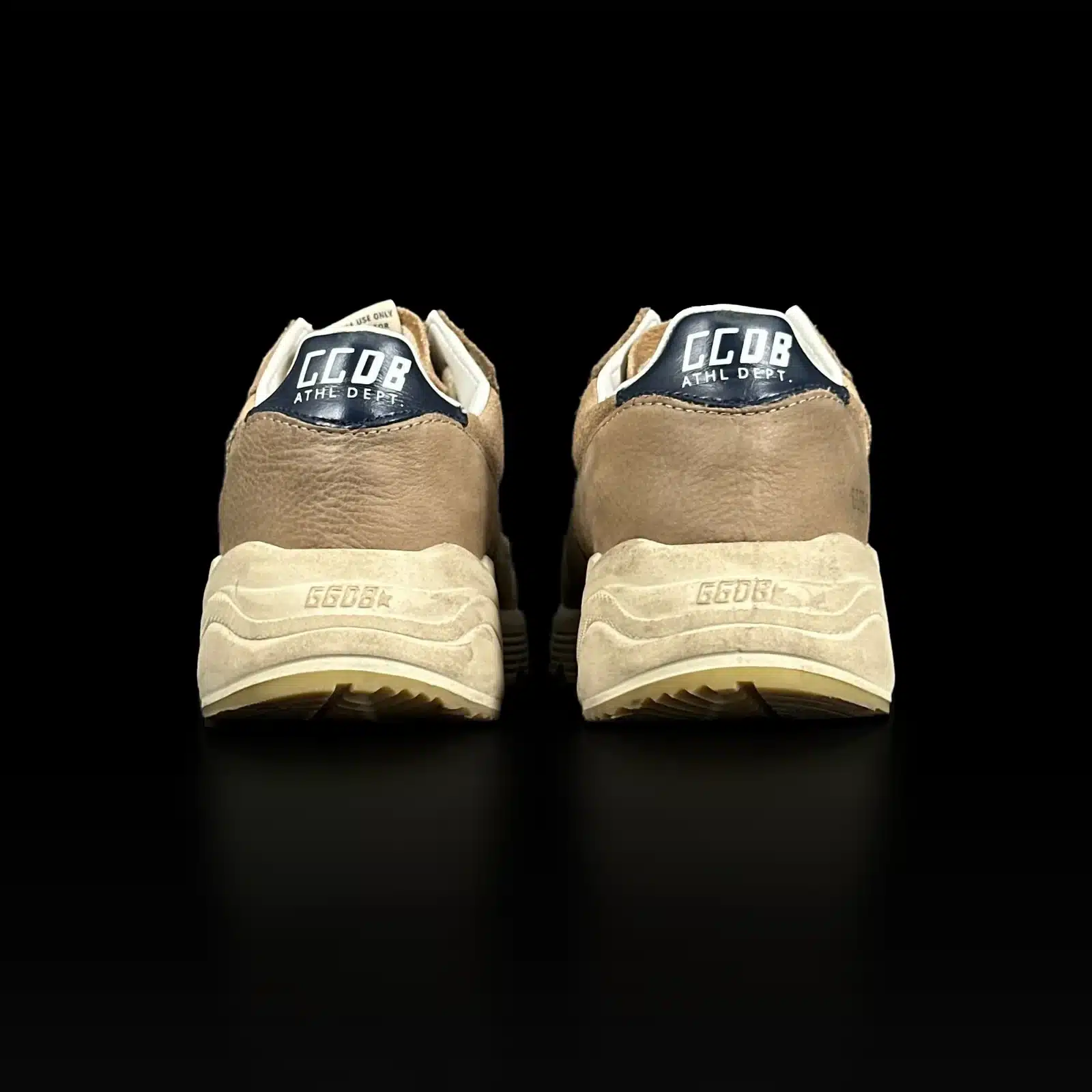 Talons des baskets Golden Goose Running Sole avec contrefort bleu marine GGDB, vue arrière
