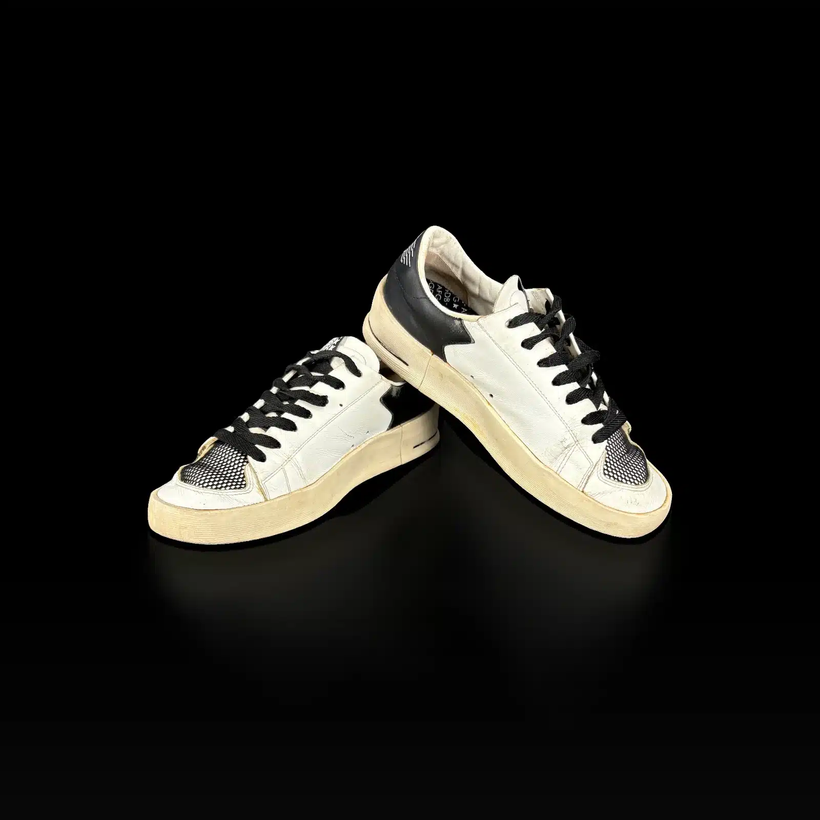 Basket Golden Goose Stardan blanc et noir, profil sur fond noir