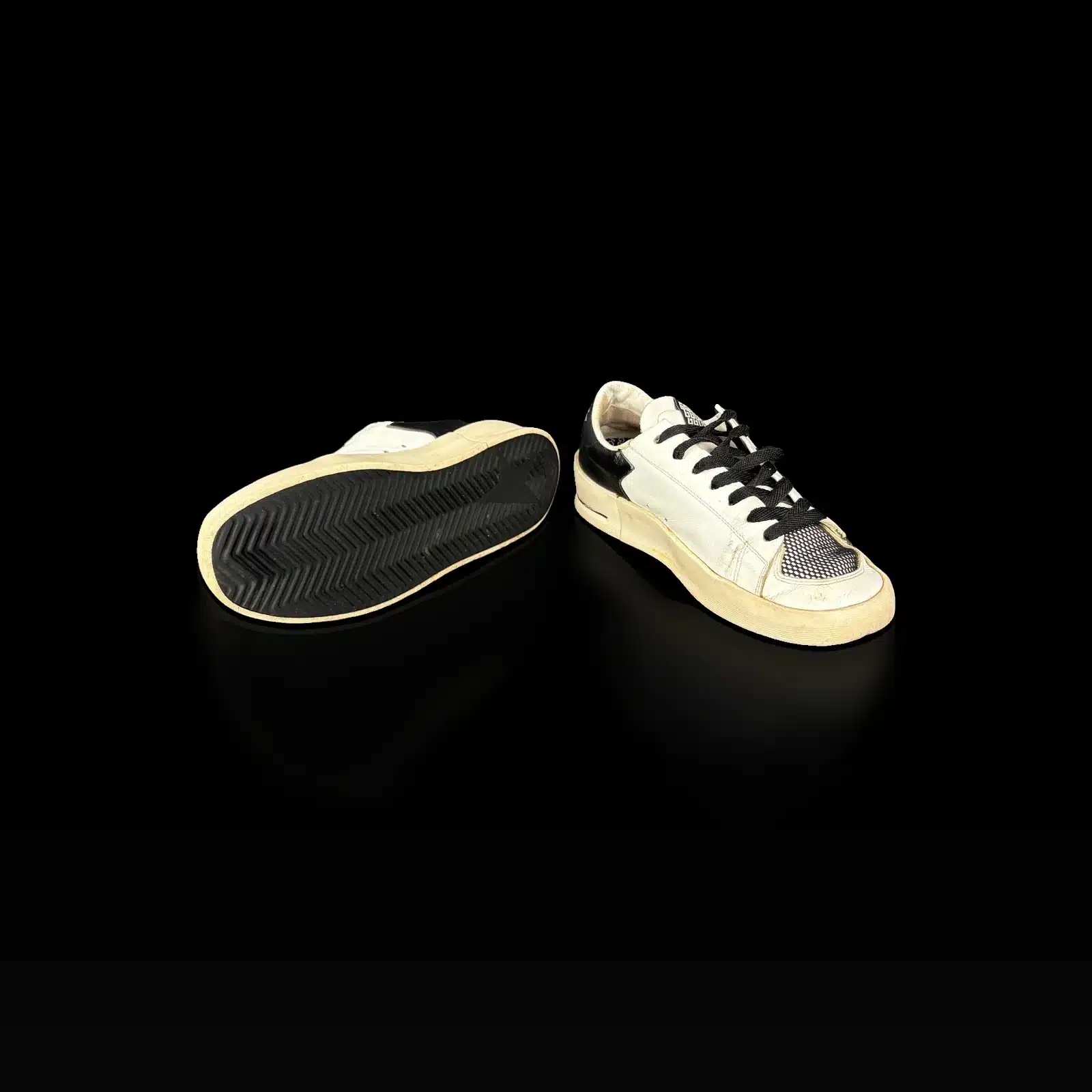 Paire de baskets Golden Goose Stardan en cuir blanc, contrefort noir, vue de trois quarts