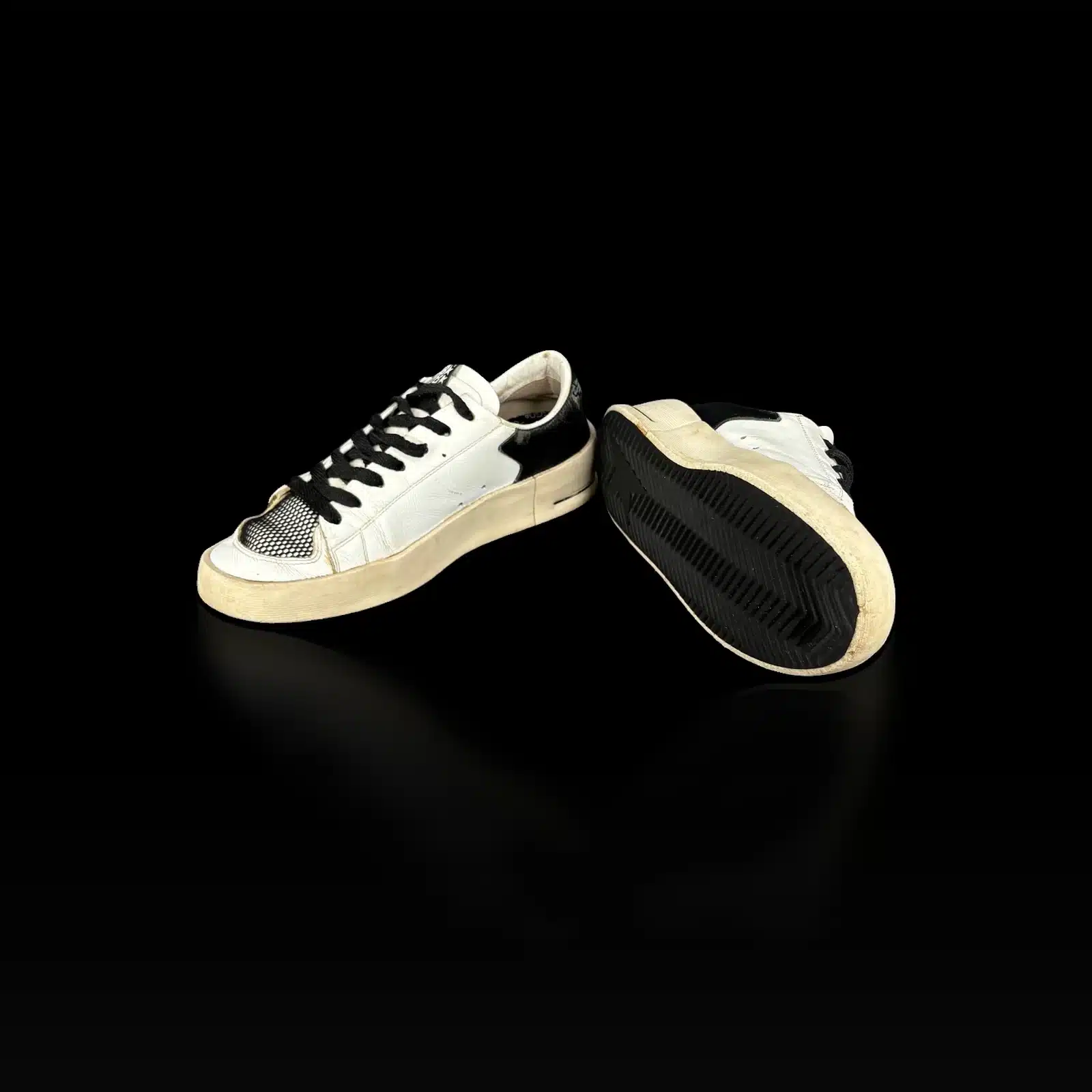 Semelle noire crantée d'une basket Golden Goose Stardan et chaussure de profil
