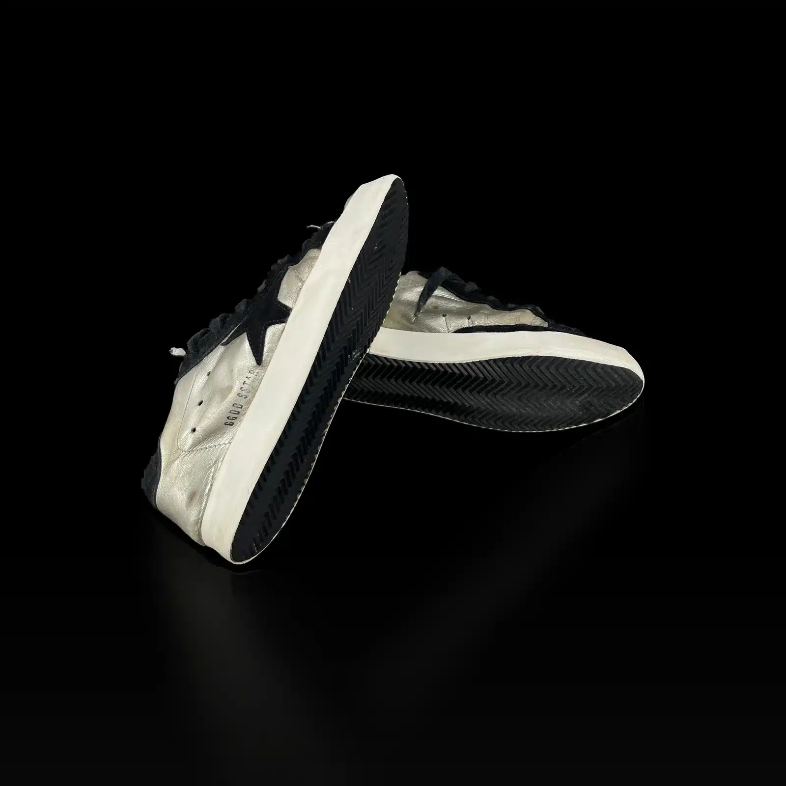 Semelle noire en chevrons des baskets Golden Goose Super-Star