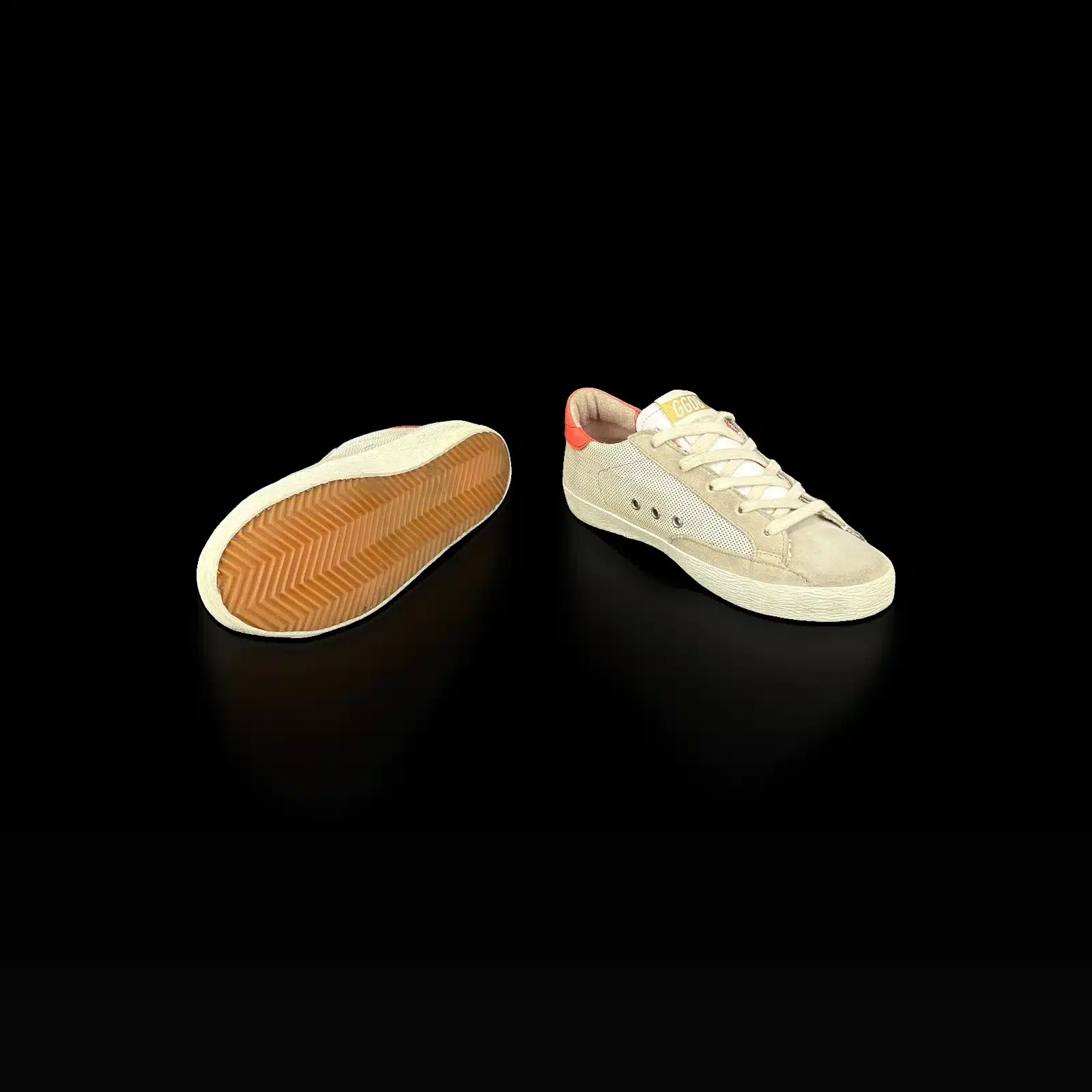 Paire de baskets Golden Goose Super Star en cuir perforé beige et daim taupe, vue de face