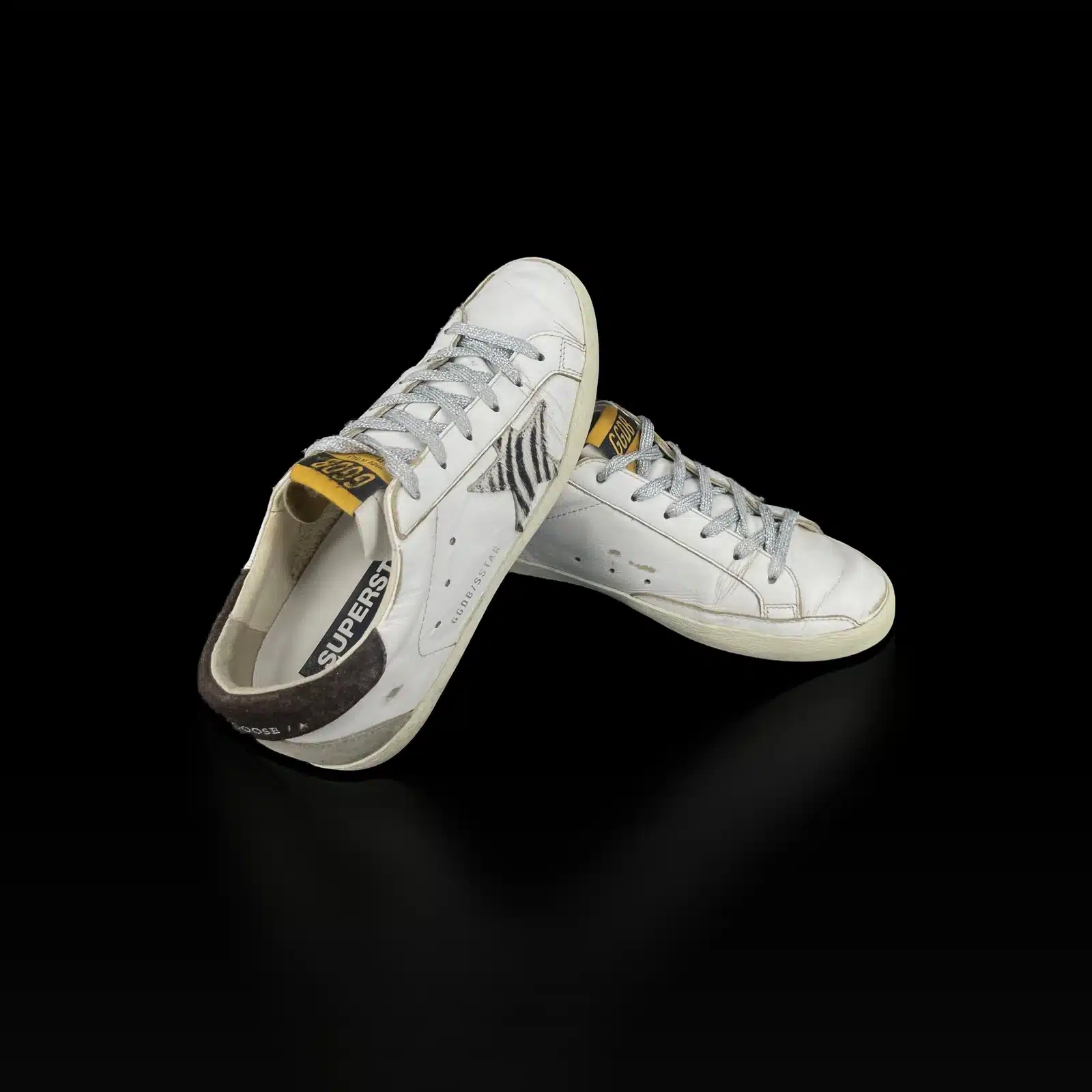 Paire de baskets Golden Goose Super Star blanches croisées, languette jaune GGDB