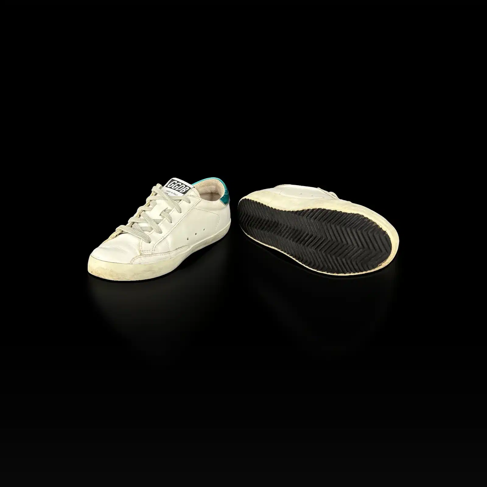 Baskets Golden Goose Super Star vues de trois quarts avant, étiquette GGDB Made in Italy et semelle