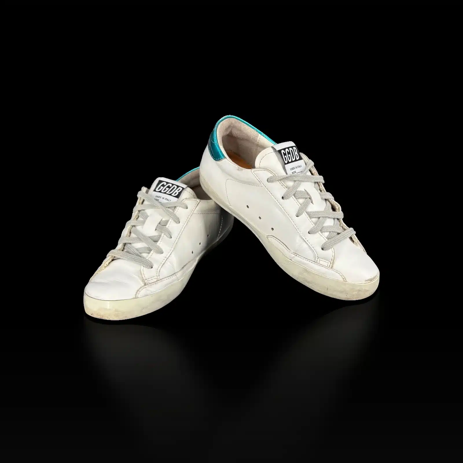 Paire de baskets Golden Goose Super Star vue de l'avant, côté intérieur, lacets gris et contreforts bleu canard