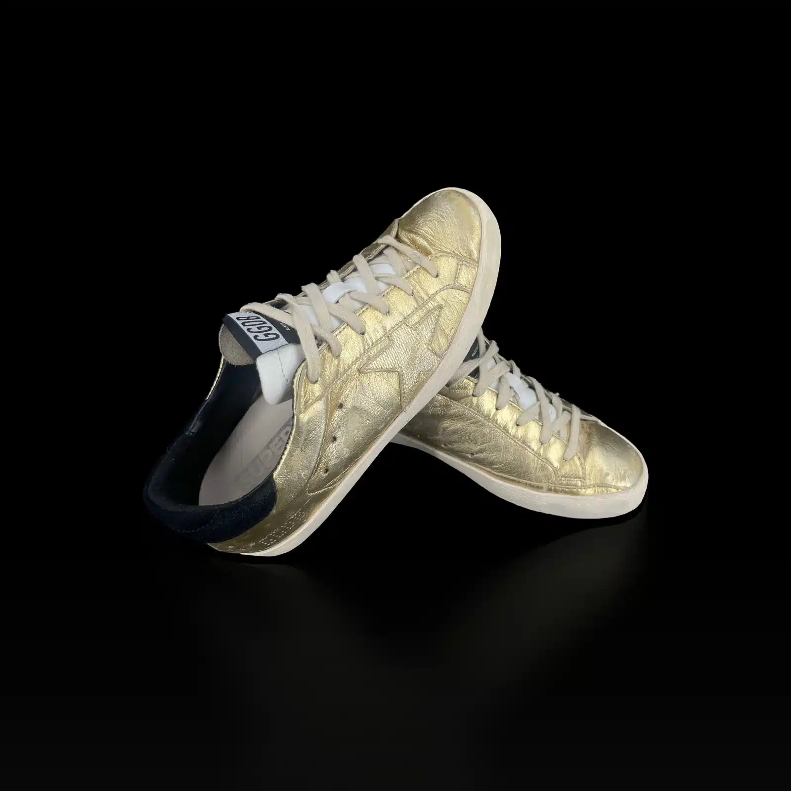Paire de baskets Golden Goose Super Star dorées, étoile texturée et contrefort en daim noir