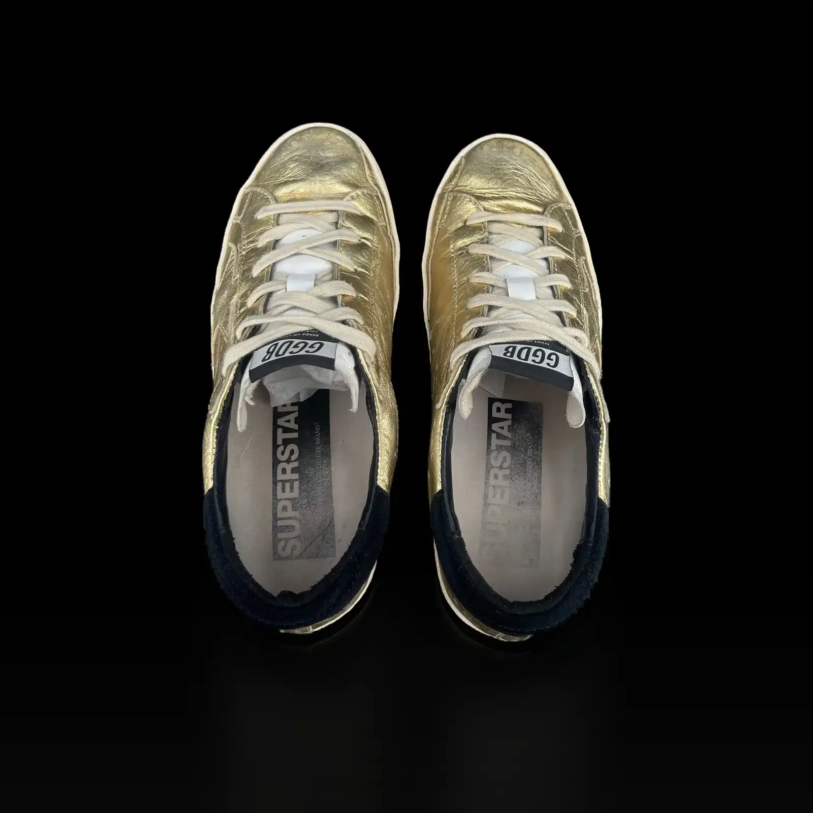 Baskets Golden Goose Super Star dorées vues de dessus, semelles intérieures Superstar