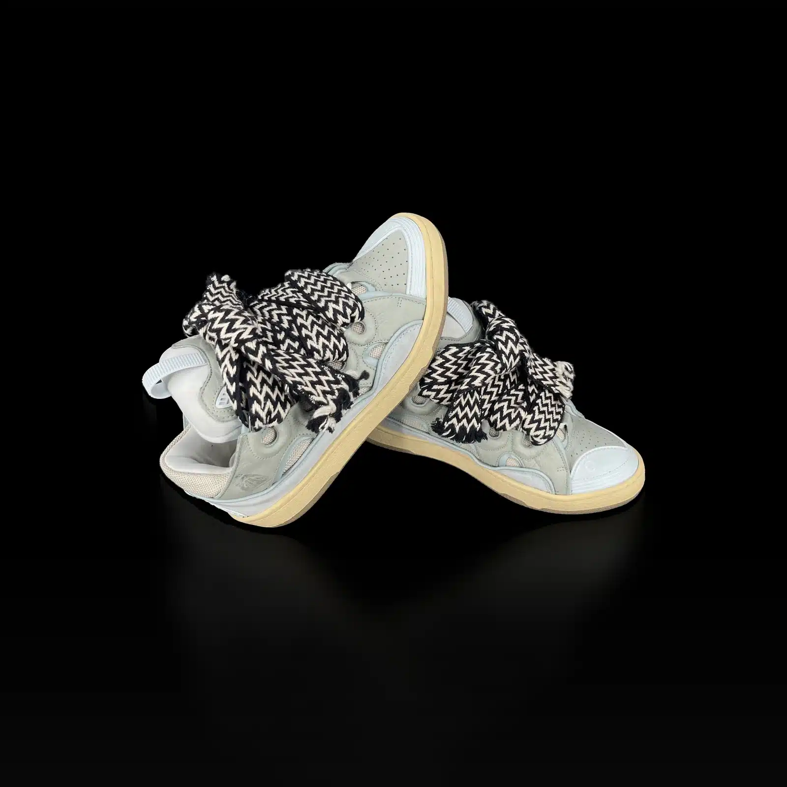 Paire de baskets Lanvin Curb vert d'eau avec lacets tressés noir et écru, vue de trois quarts