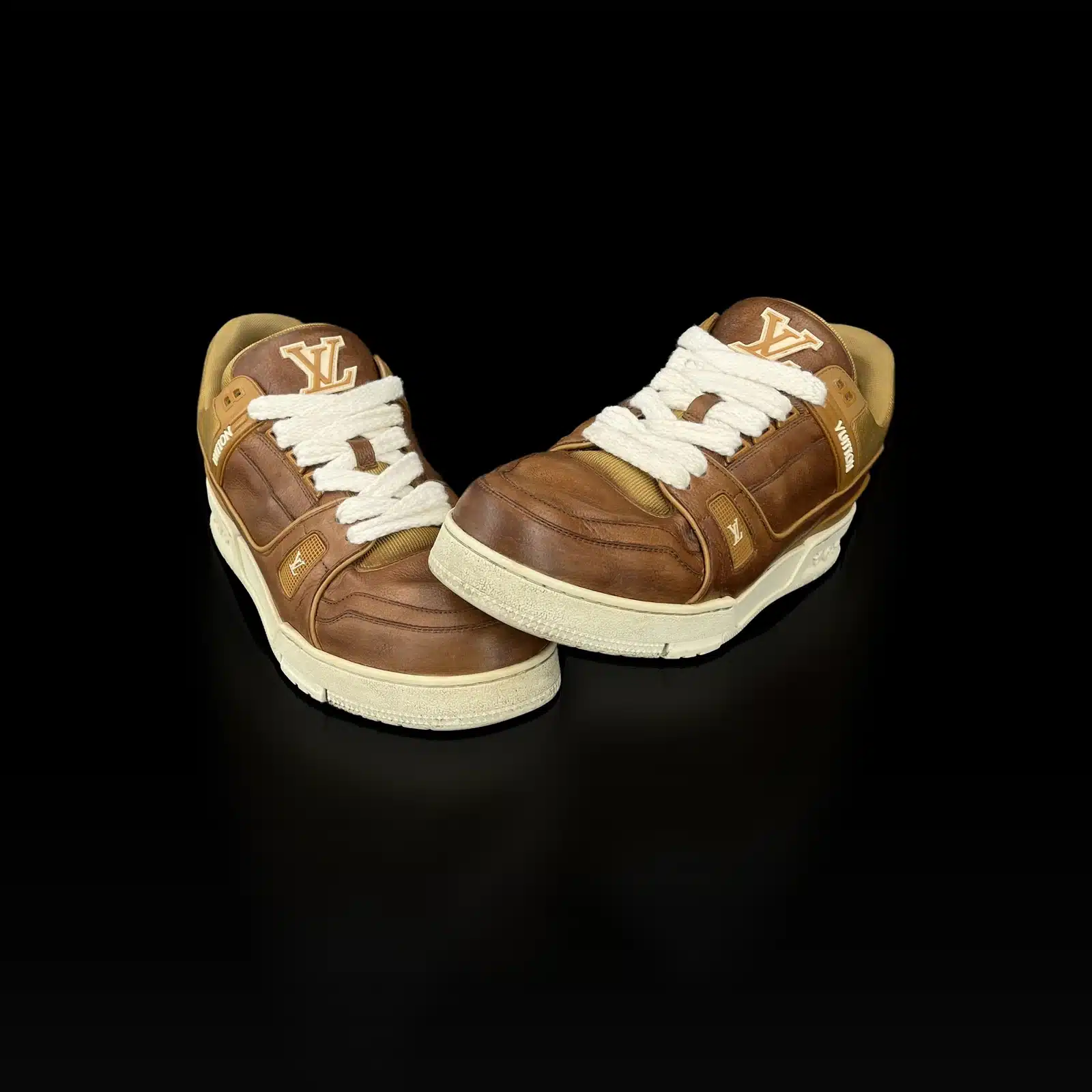 Paire de baskets Louis Vuitton LV Trainer marron, vue de face avec lacets crème et logo LV