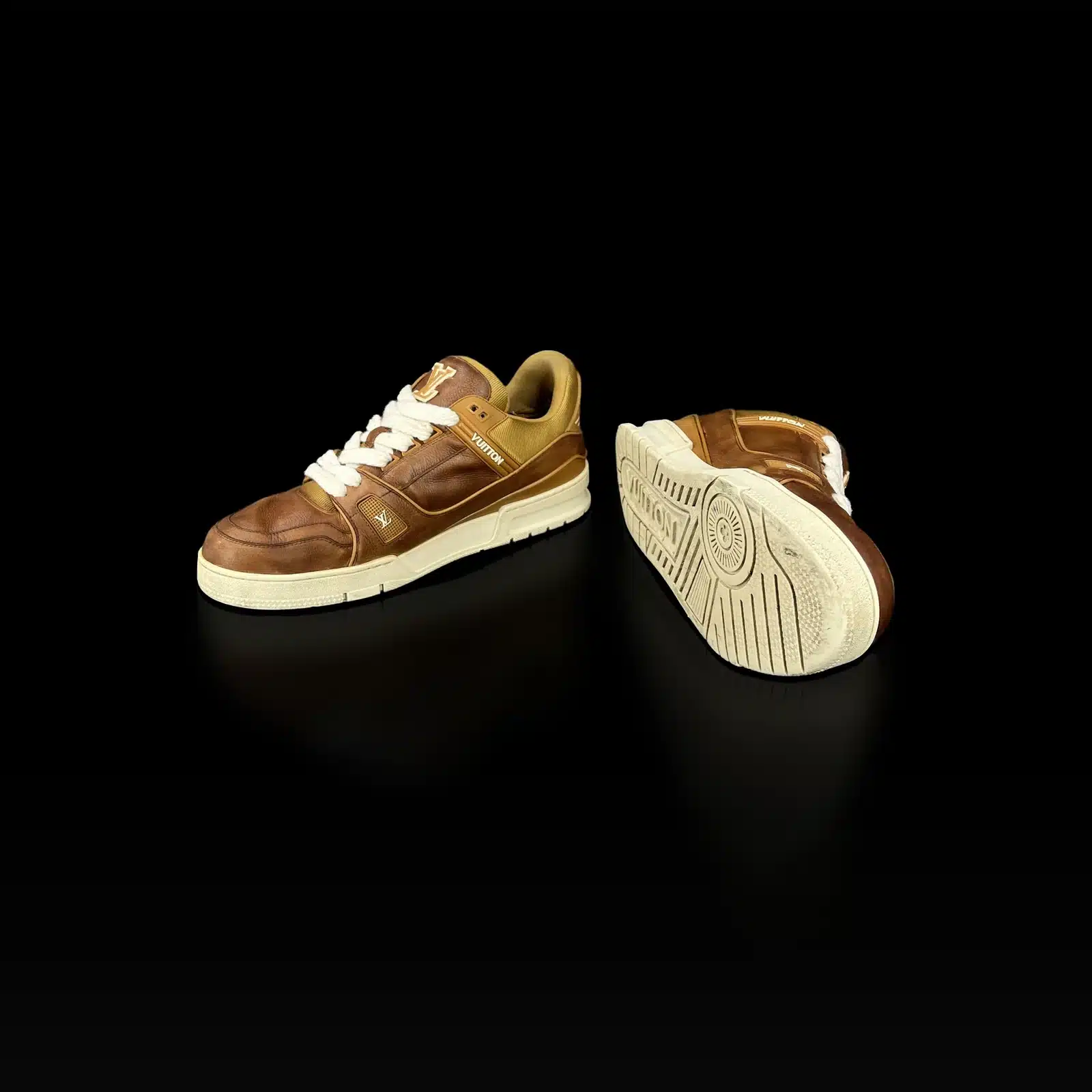Baskets Louis Vuitton LV Trainer marron, profil et semelle crème Fleur de Monogram