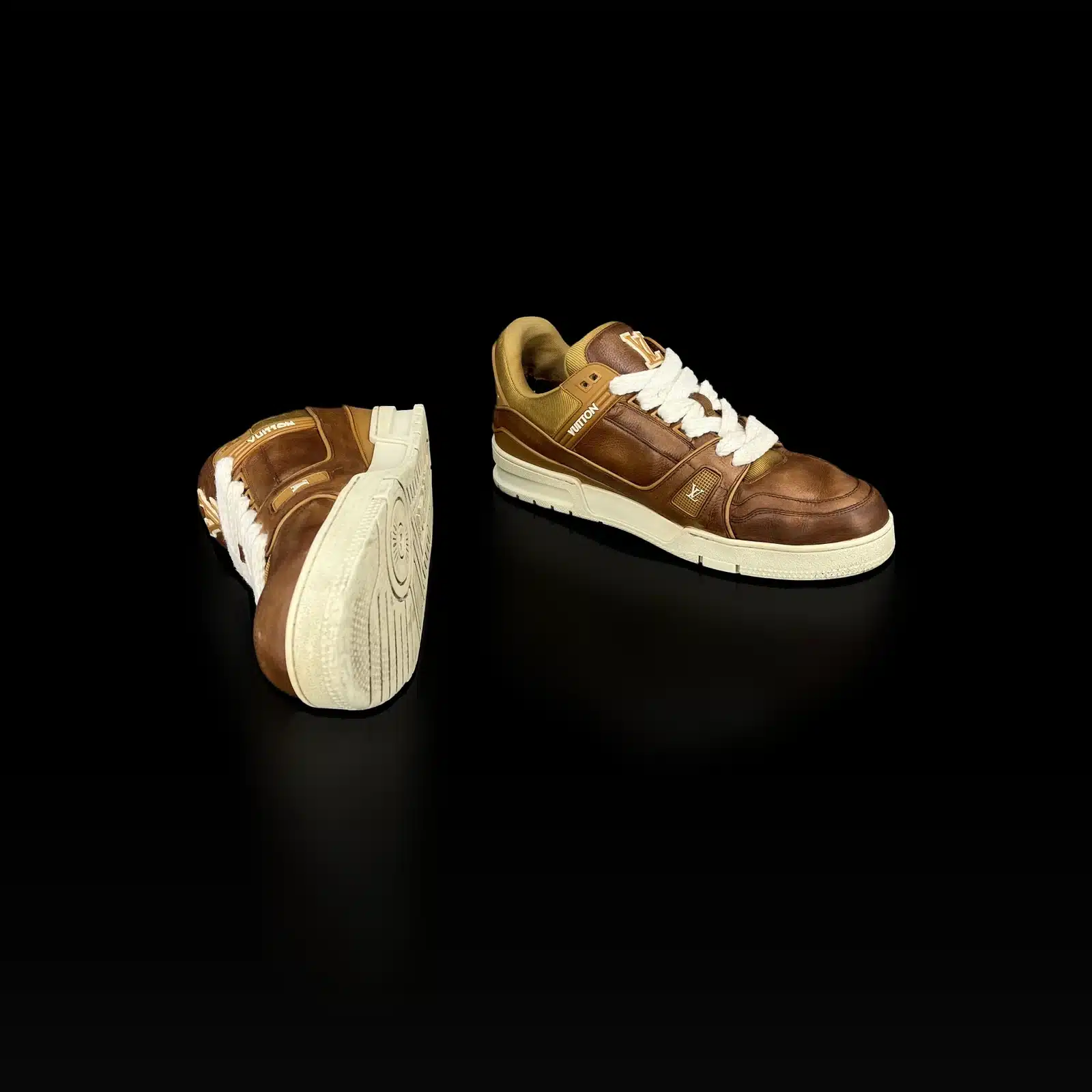 Semelle crème d'une basket Louis Vuitton LV Trainer et paire marron cognac